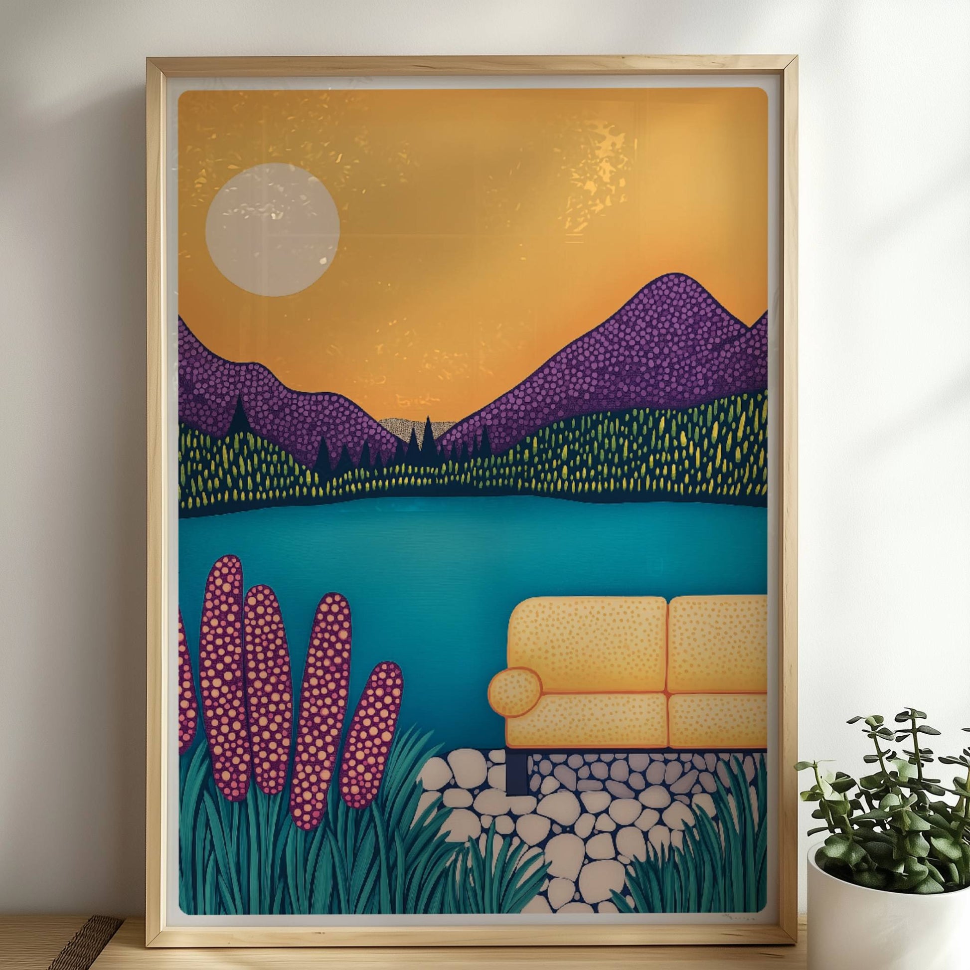Sofa am Seeufer mit Blick auf ruhiges Wasser, entspannte Atmosphäre und sanfte Farben im Abendlicht.. Rahmen natur 50x70
