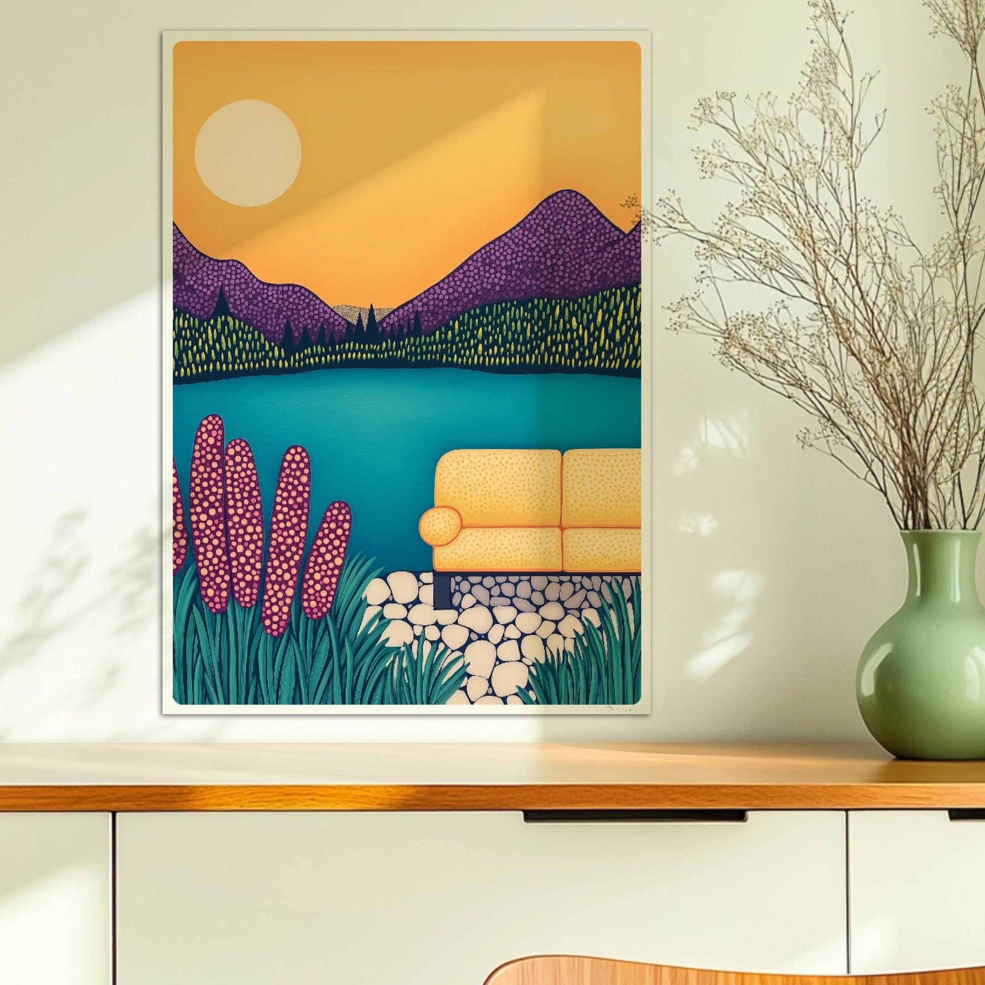 Sofa am Seeufer mit Blick auf ruhiges Wasser, entspannte Atmosphäre und sanfte Farben im Abendlicht.. Ohne Rahmen 50x70