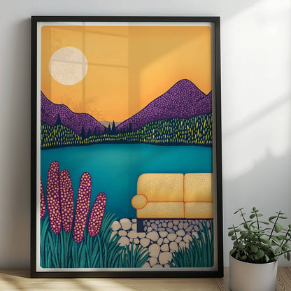 Sofa am Seeufer mit Blick auf ruhiges Wasser, entspannte Atmosphäre und sanfte Farben im Abendlicht.. Rahmen schwarz 50x70