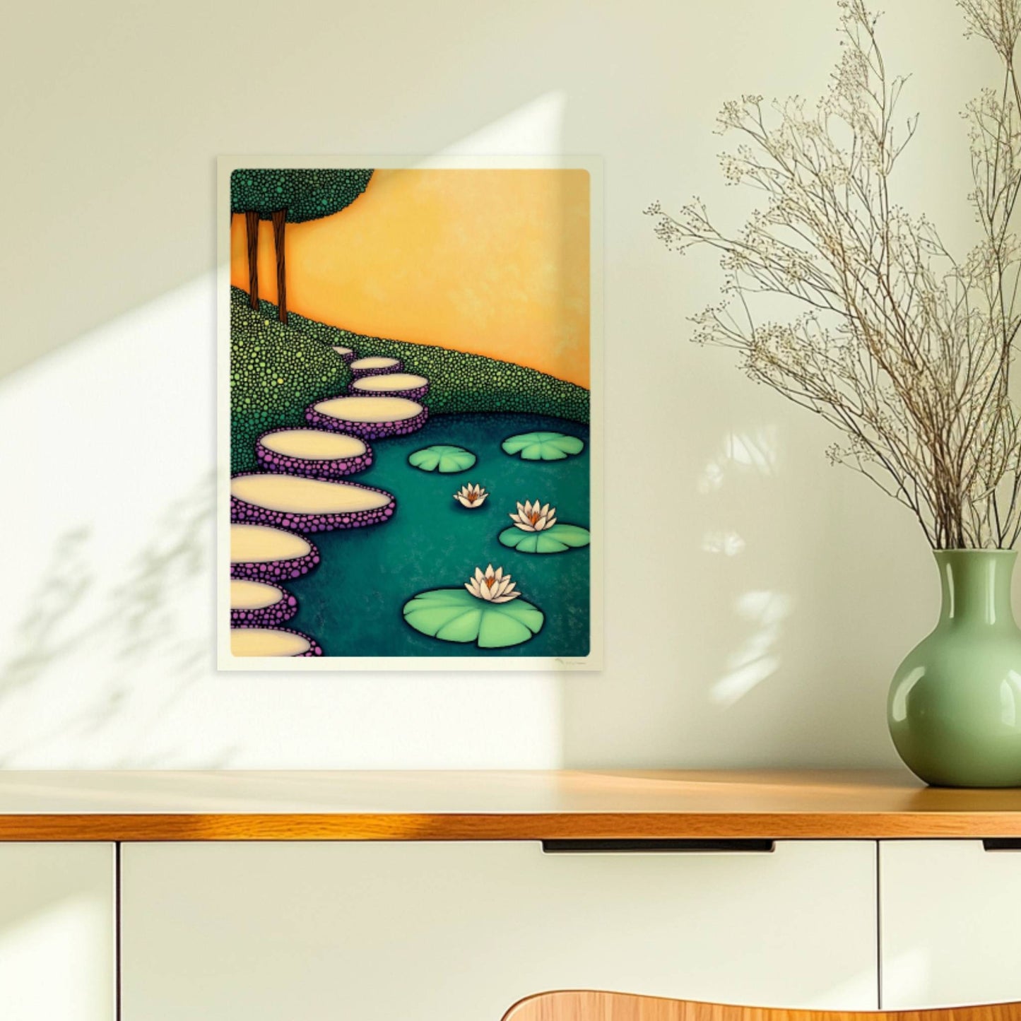Steintreppe zur Wasserlandschaft mit ruhigem Teich, Pflanzen und weichem Himmelshintergrund.. Ohne Rahmen 30x40