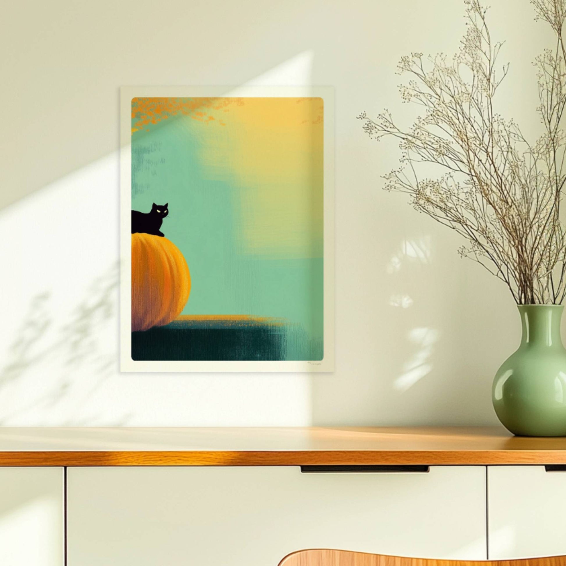 Schwarze Katze sitzt auf Kürbis im goldenen Licht, herbstliche Stimmung mit Wald im Hintergrund.. Ohne Rahmen 30x40