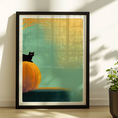Schwarze Katze sitzt auf Kürbis im goldenen Licht, herbstliche Stimmung mit Wald im Hintergrund.. Rahmen schwarz 30x40