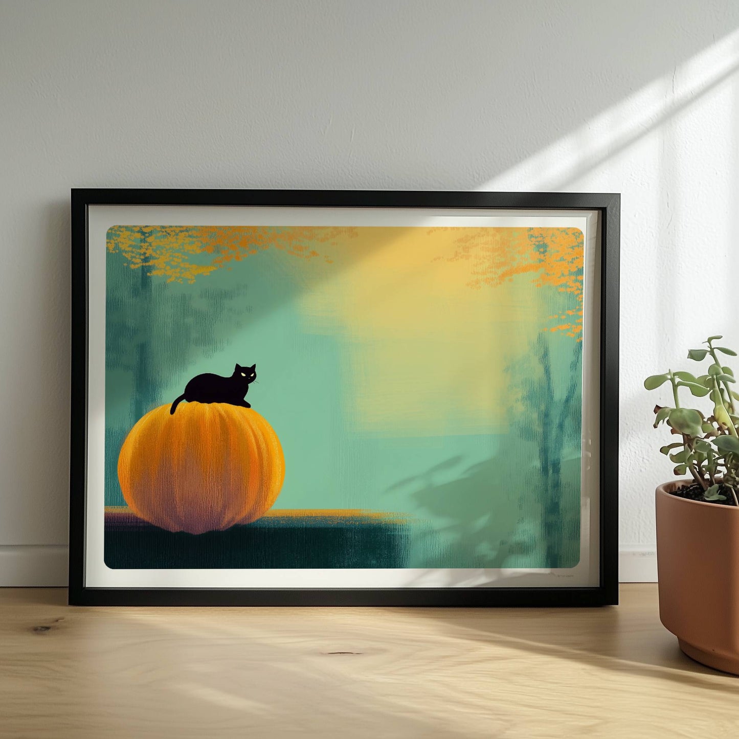 Schwarze Katze sitzt auf Kürbis im goldenen Licht, herbstliche Stimmung mit Wald im Hintergrund.. Rahmen schwarz 40x30