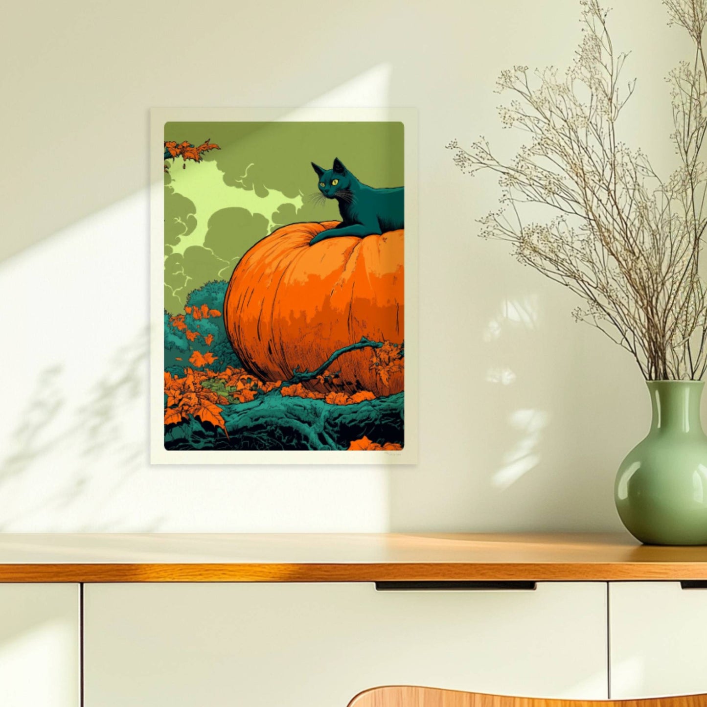 Schwarze Katze liegt auf großem Kürbis im herbstlichen Wald mit geheimnisvoller Atmosphäre.. Ohne Rahmen 30x40