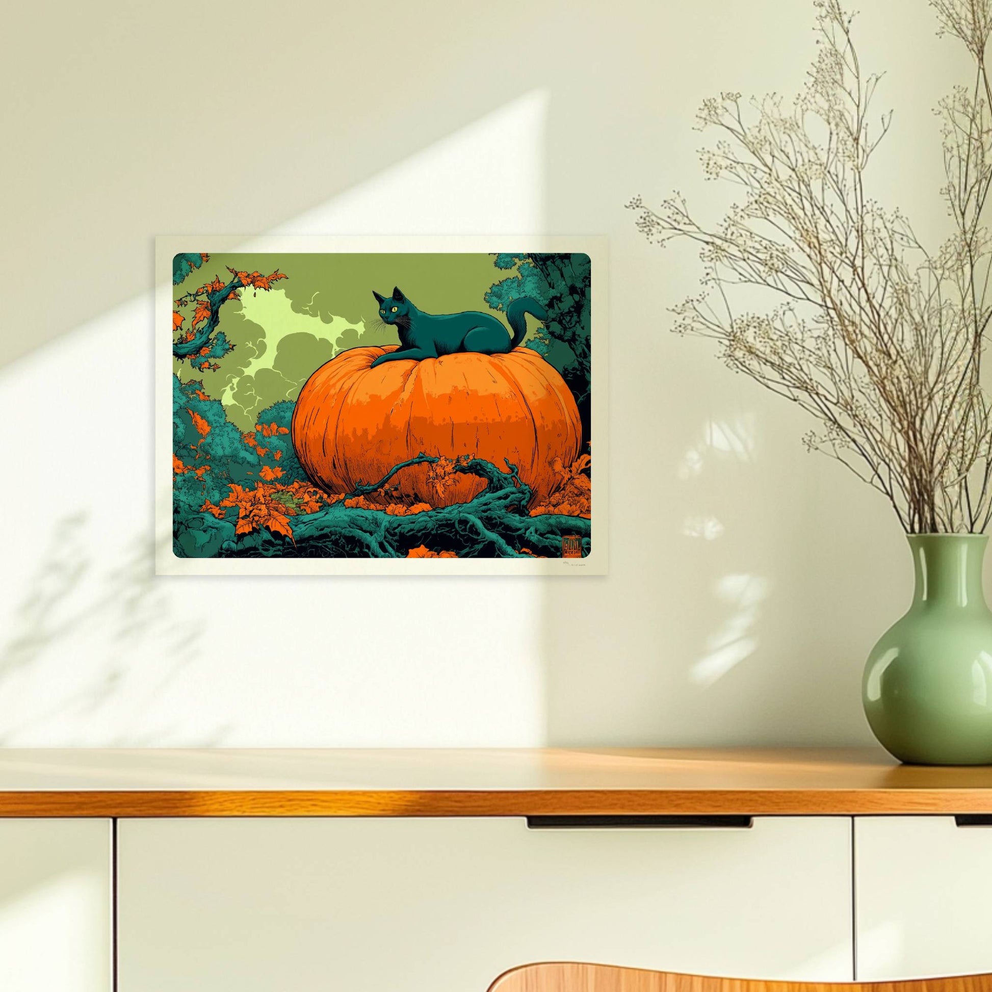 Schwarze Katze liegt auf großem Kürbis im herbstlichen Wald mit geheimnisvoller Atmosphäre.. Ohne Rahmen 40x30