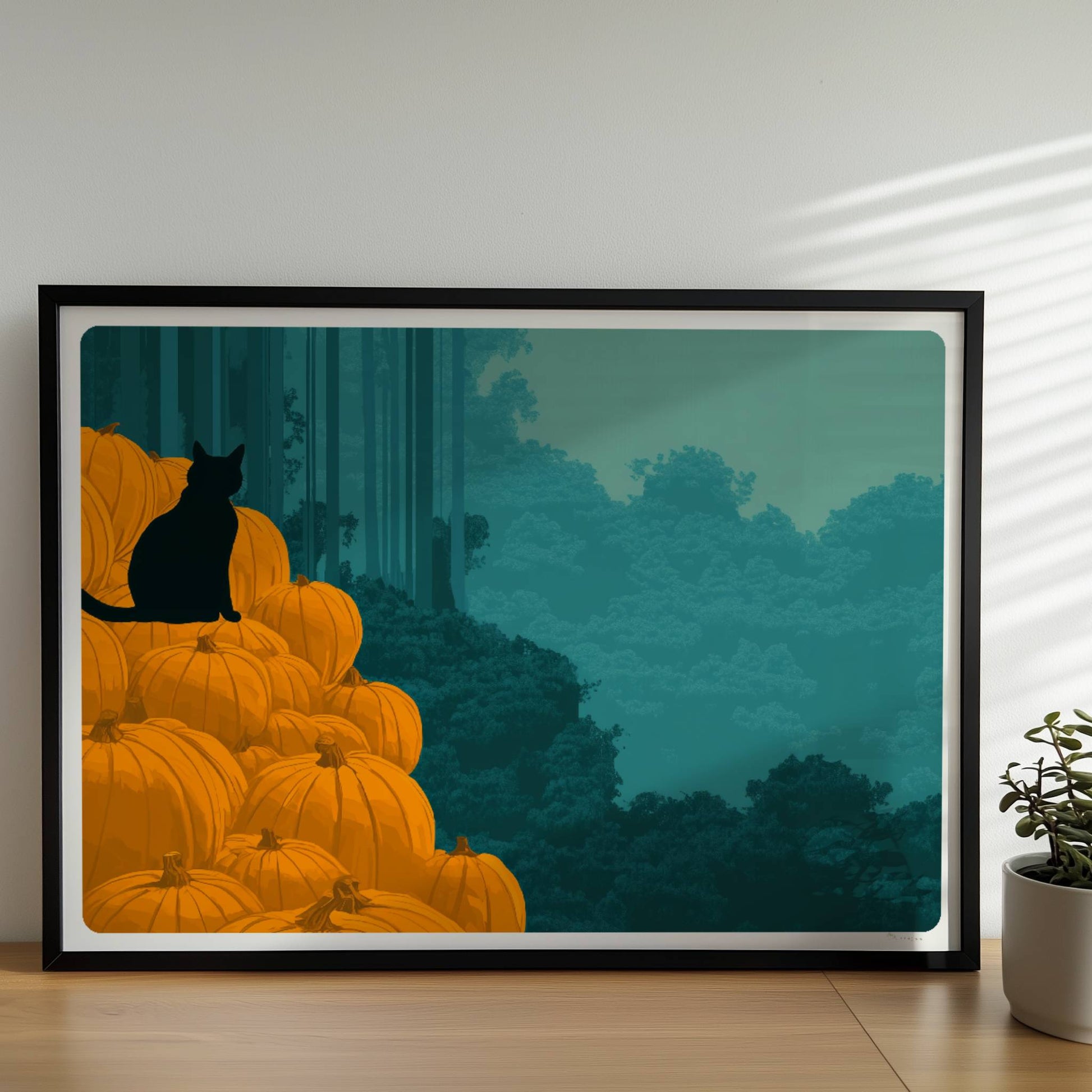 Schwarze Katze sitzt auf einem Kürbisberg im Wald unter einem gelb leuchtenden Mond.. Rahmen schwarz 70x50
