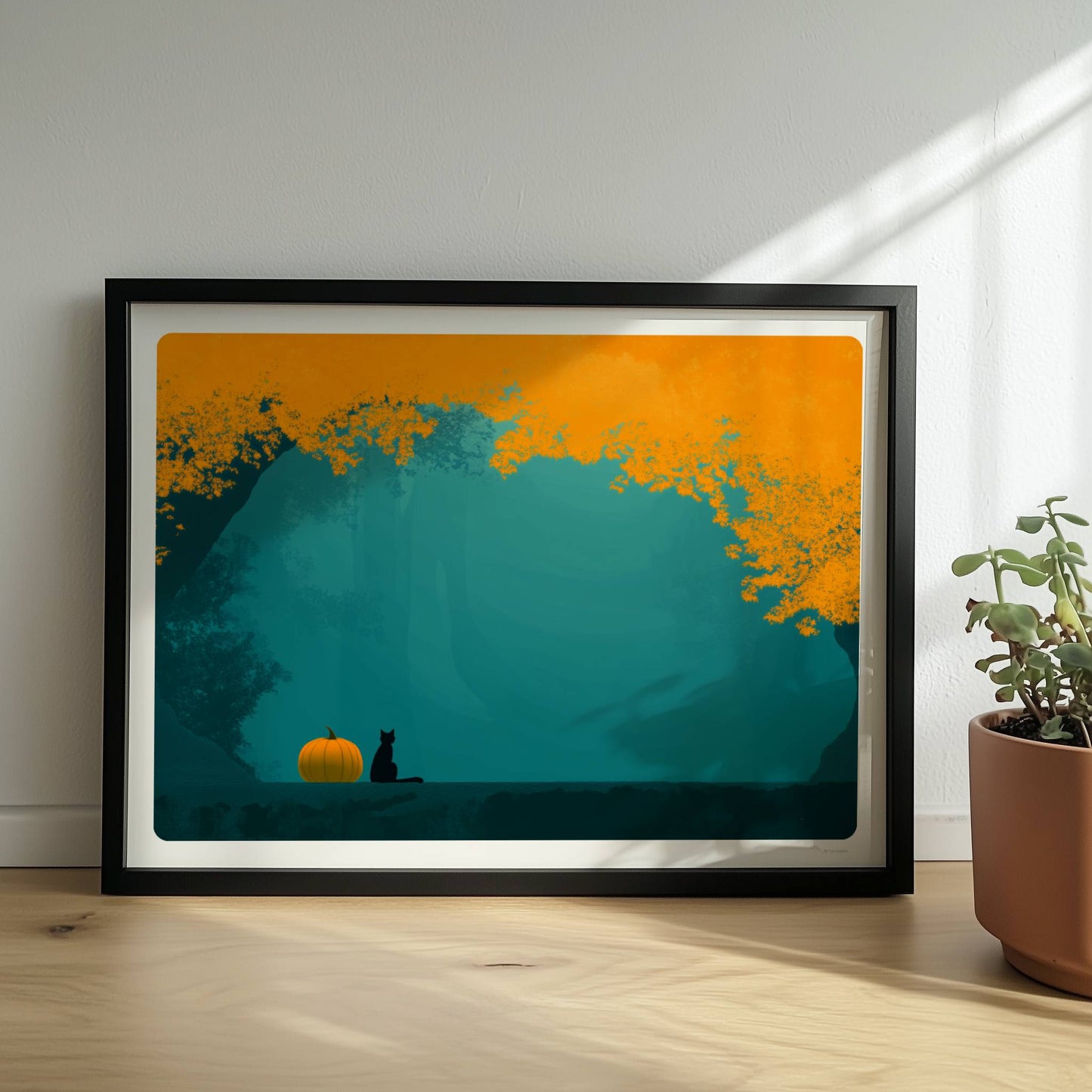 Kleiner Kürbis am Waldrand mit kräftigem Farbspiel aus Orange und Türkis in herbstlicher Stimmung.. Rahmen schwarz 40x30