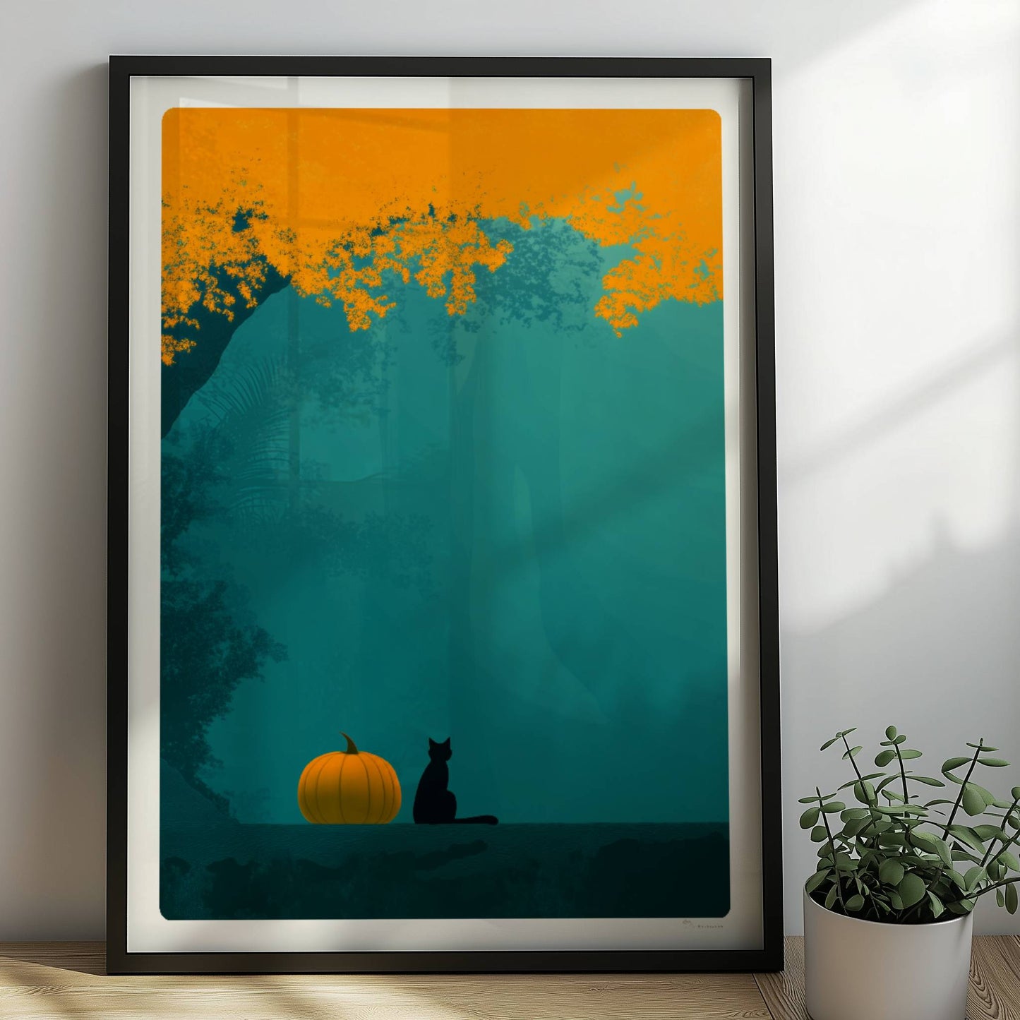 Kleiner Kürbis am Waldrand mit kräftigem Farbspiel aus Orange und Türkis in herbstlicher Stimmung.. Rahmen schwarz 50x70