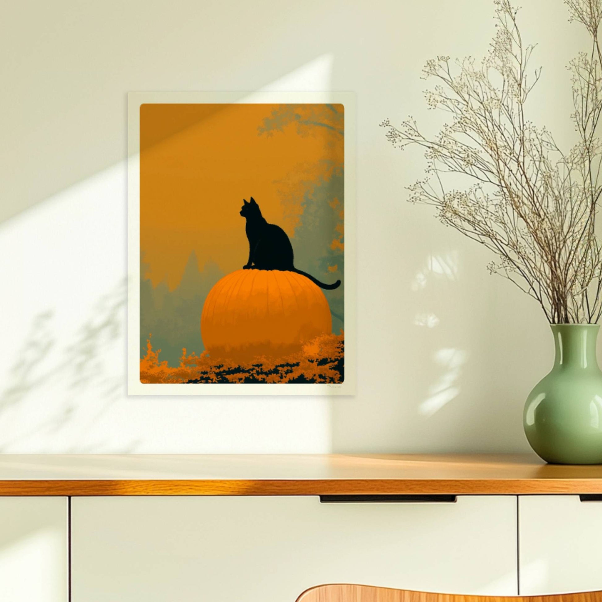 Schwarze Katze auf großem Kürbis in einem mystischen Wald, goldenes Licht durch die Bäume.. Ohne Rahmen 30x40