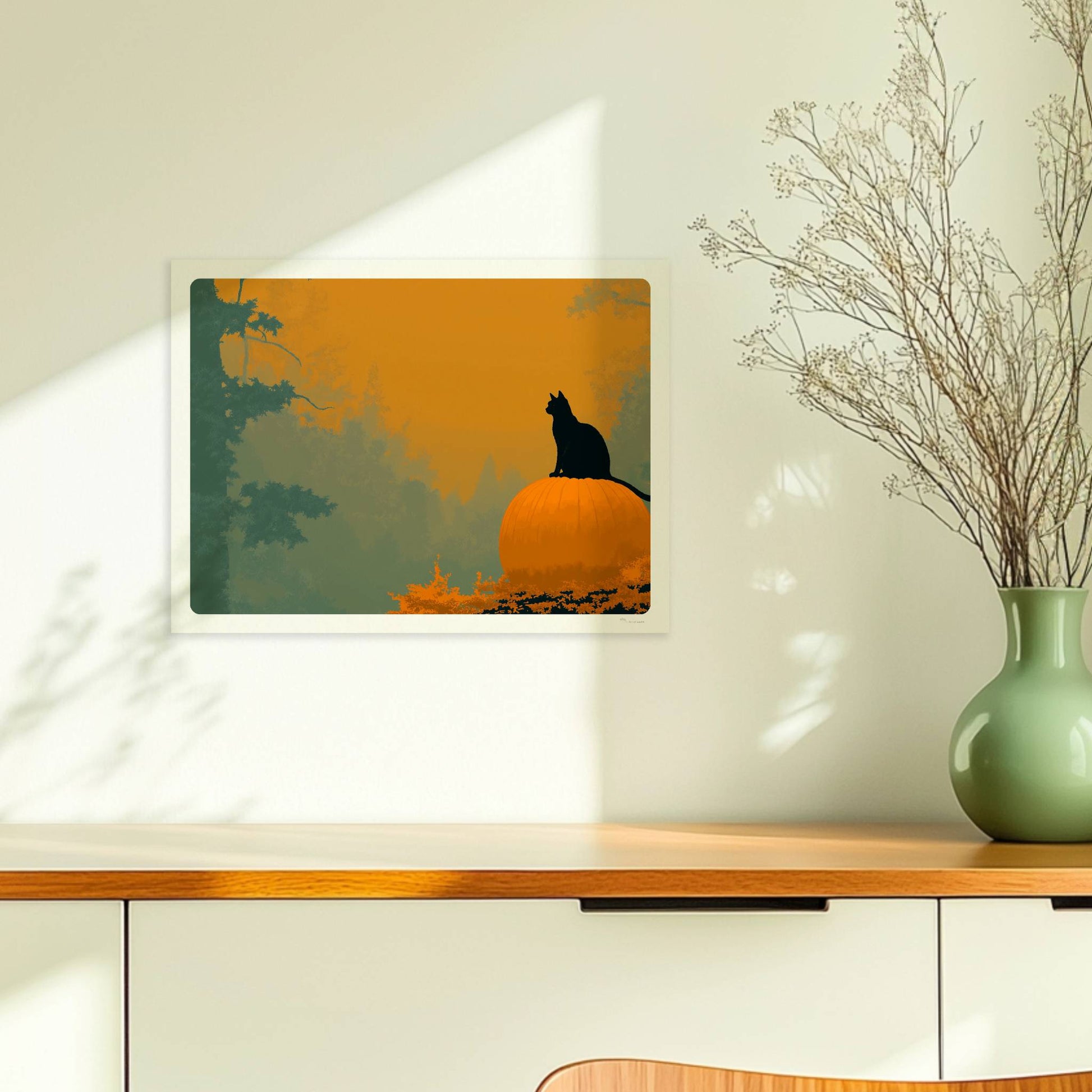 Schwarze Katze auf großem Kürbis in einem mystischen Wald, goldenes Licht durch die Bäume.. Ohne Rahmen 40x30