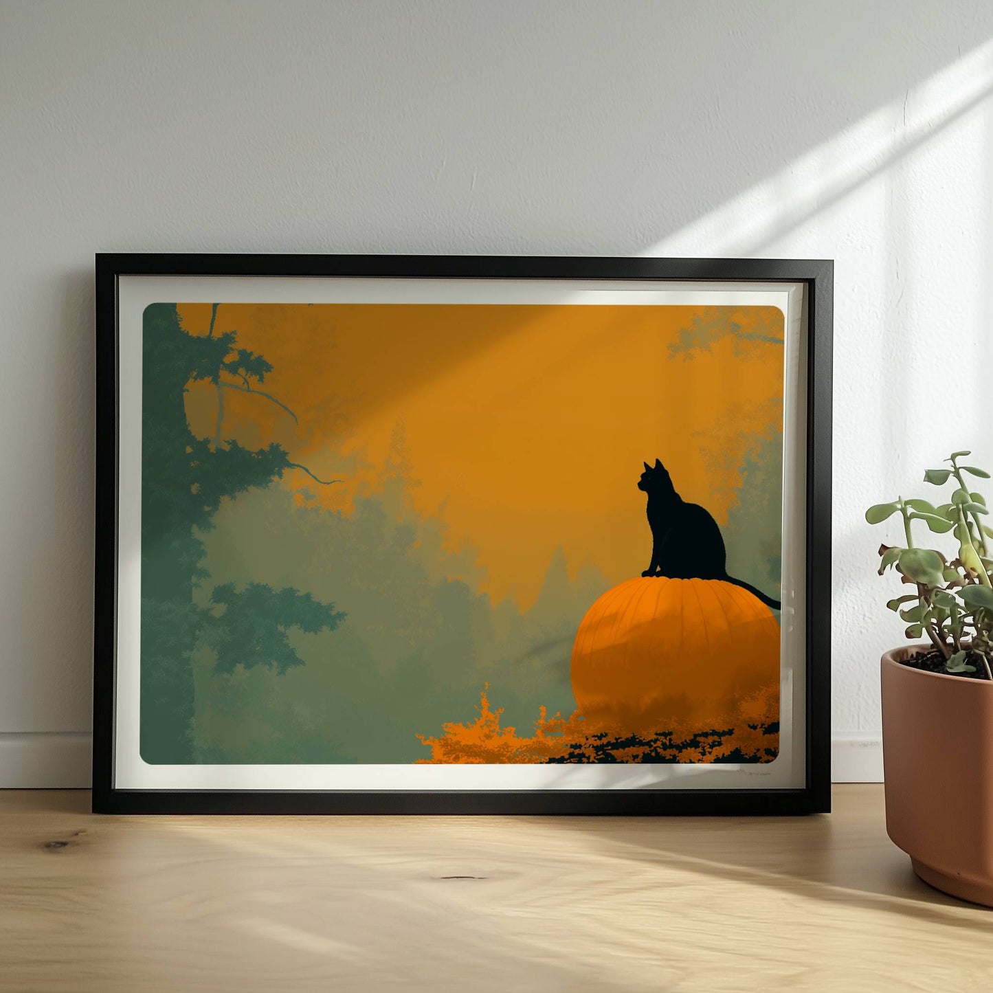 Schwarze Katze auf großem Kürbis in einem mystischen Wald, goldenes Licht durch die Bäume.. Rahmen schwarz 40x30