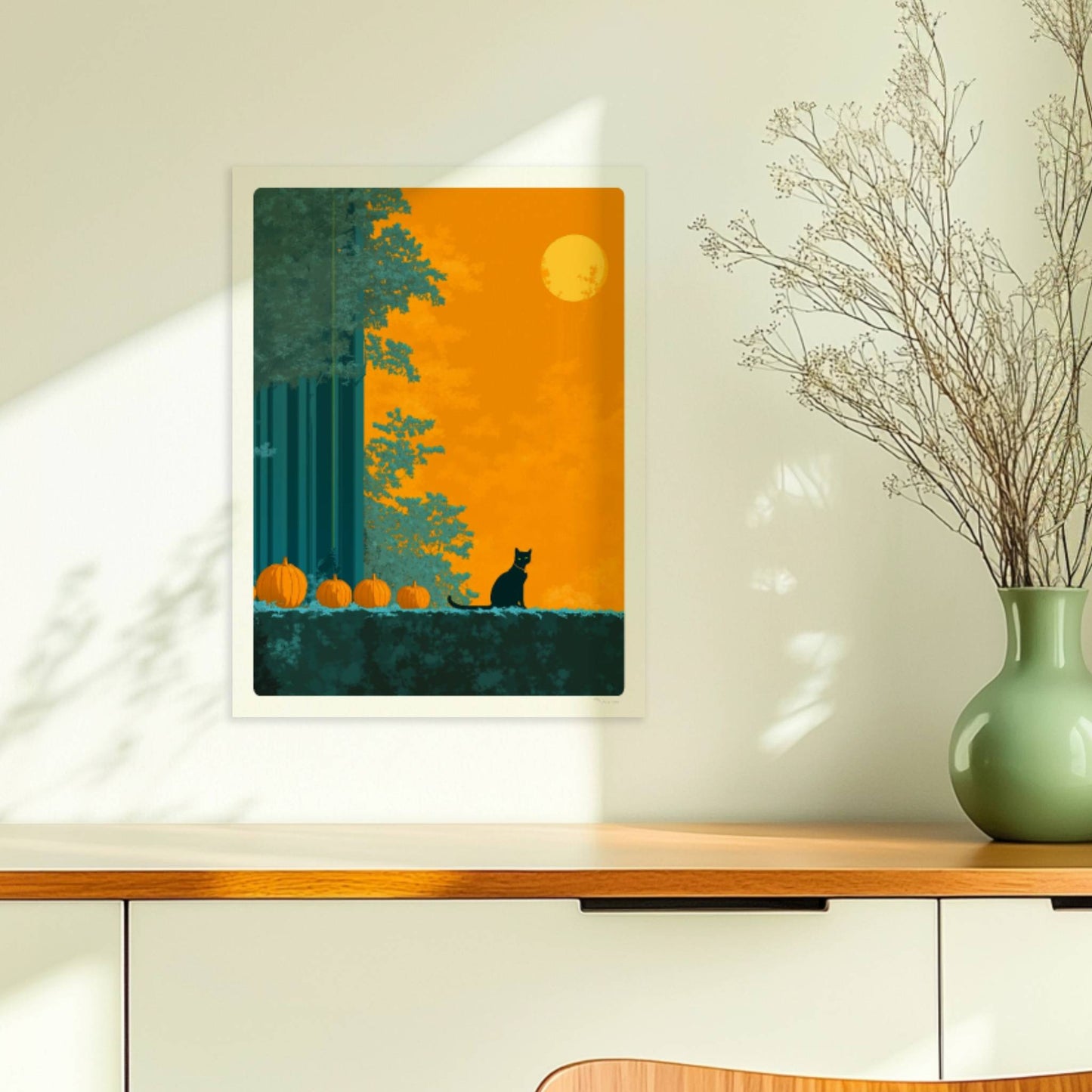 Zwei schwarze Katzen beobachten sich auf einem Weg zwischen Kürbissen unter einem vollen gelben Mond.. Ohne Rahmen 30x40