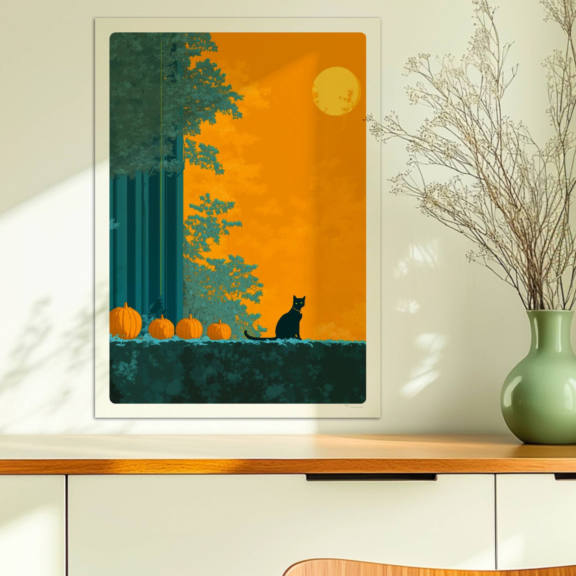 Zwei schwarze Katzen beobachten sich auf einem Weg zwischen Kürbissen unter einem vollen gelben Mond.. Ohne Rahmen 50x70