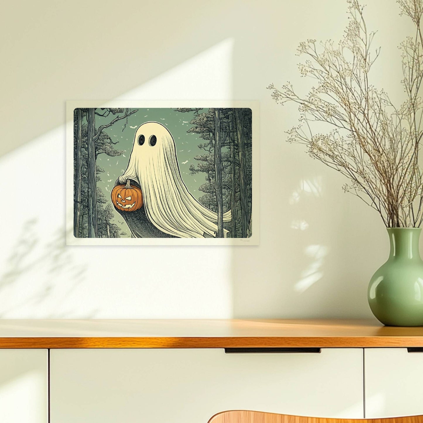 Ein weißes Geistwesen fliegt durch einen dunklen Wald und trägt einen leuchtenden Halloween-Korb.. Ohne Rahmen 40x30