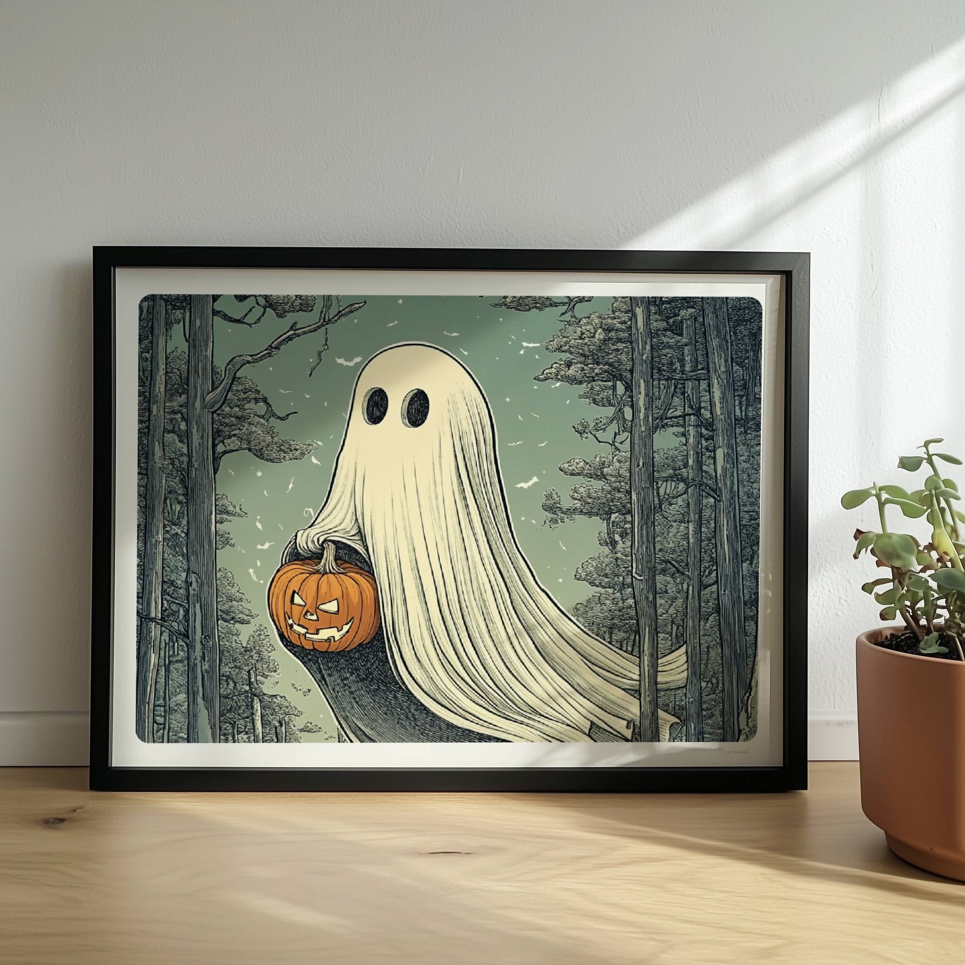 Ein weißes Geistwesen fliegt durch einen dunklen Wald und trägt einen leuchtenden Halloween-Korb.. Rahmen schwarz 40x30