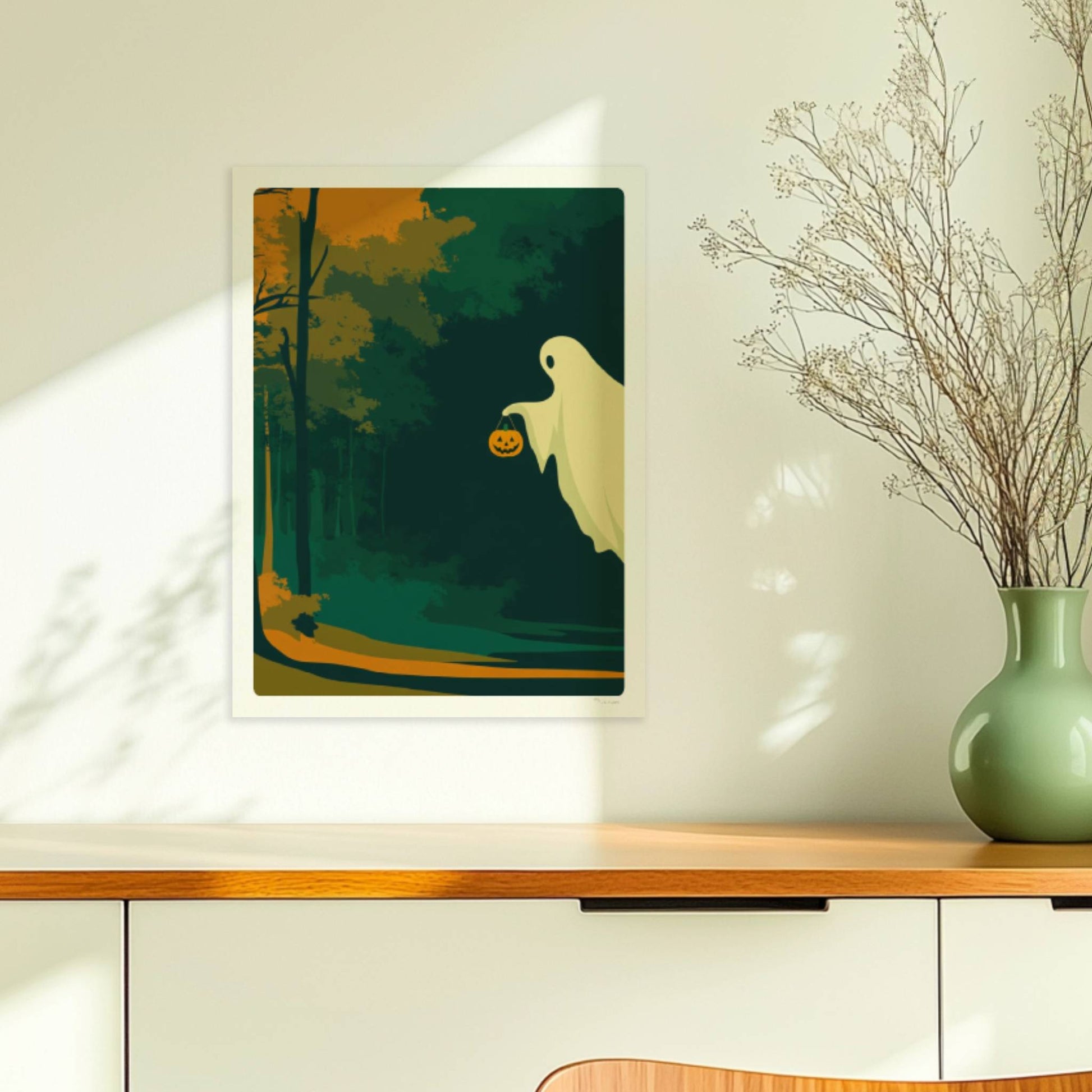 Ein süßes Geistwesen fliegt durch einen herbstlich beleuchteten Wald mit orangefarbenem Licht.. Ohne Rahmen 30x40