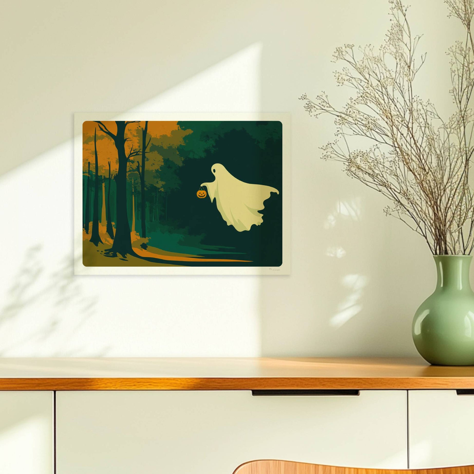 Ein süßes Geistwesen fliegt durch einen herbstlich beleuchteten Wald mit orangefarbenem Licht.. Ohne Rahmen 40x30