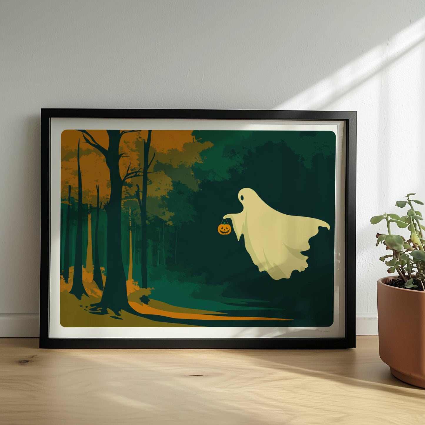 Ein süßes Geistwesen fliegt durch einen herbstlich beleuchteten Wald mit orangefarbenem Licht.. Rahmen schwarz 40x30