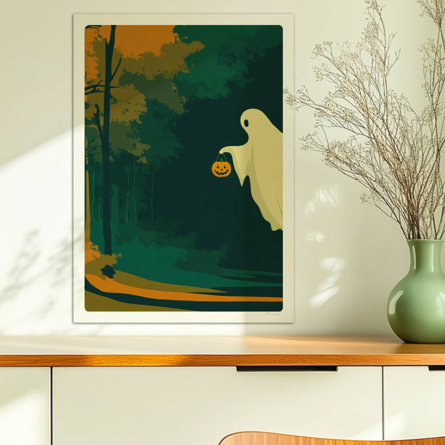Ein süßes Geistwesen fliegt durch einen herbstlich beleuchteten Wald mit orangefarbenem Licht.. Ohne Rahmen 50x70