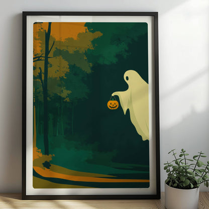 Ein süßes Geistwesen fliegt durch einen herbstlich beleuchteten Wald mit orangefarbenem Licht.. Rahmen schwarz 50x70
