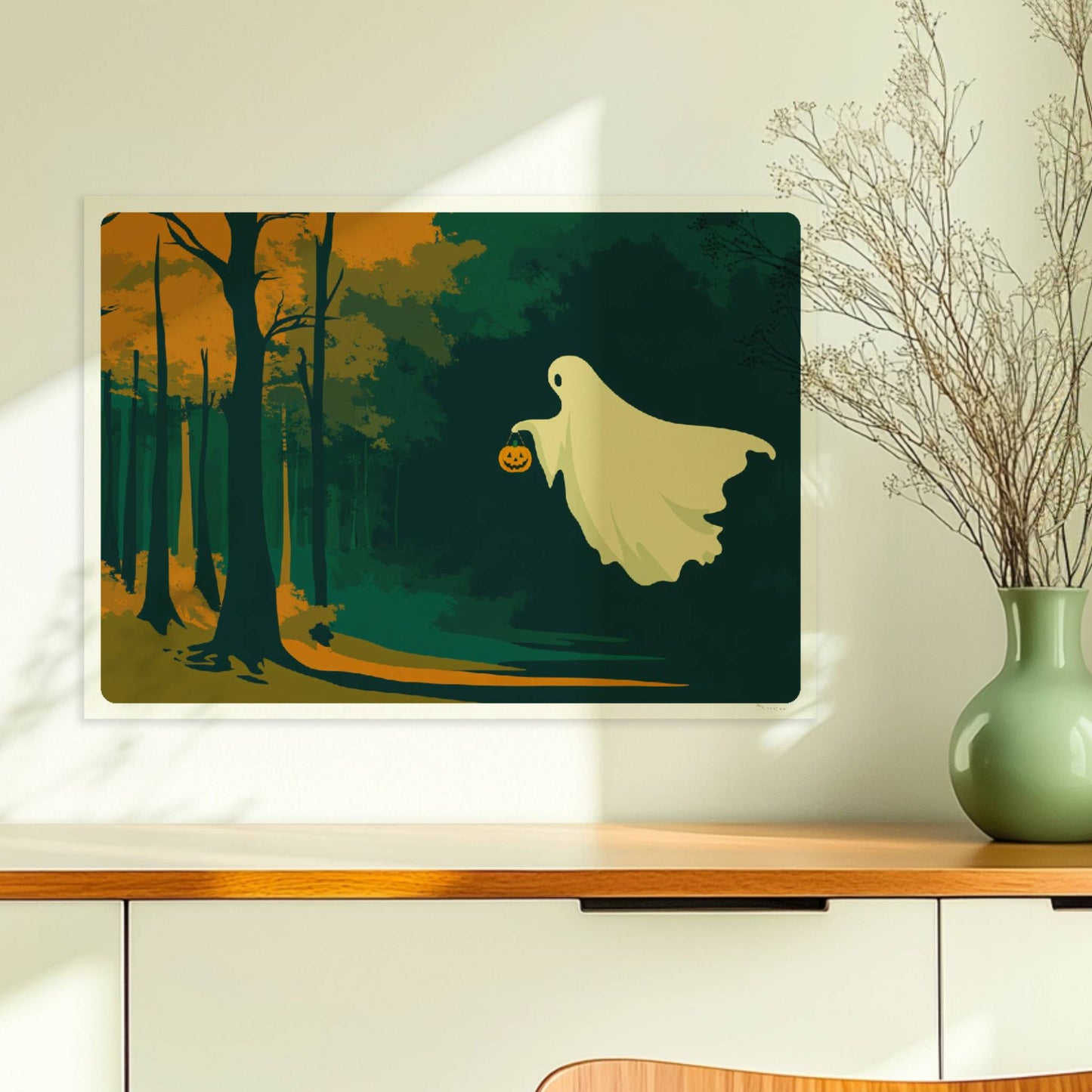 Ein süßes Geistwesen fliegt durch einen herbstlich beleuchteten Wald mit orangefarbenem Licht.. Ohne Rahmen 70x50