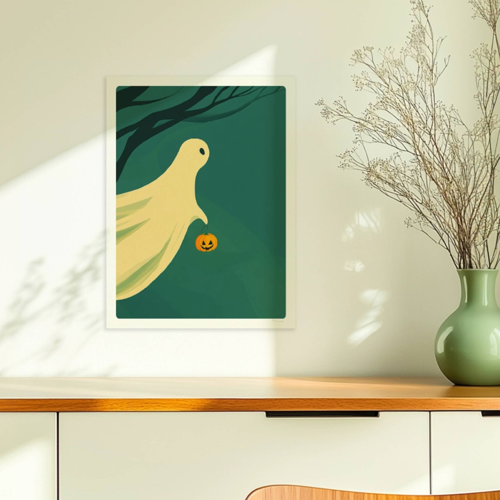Ein sanft leuchtender Geist gleitet über einen ruhigen nächtlichen Wald, hält einen kleinen Kürbis.. Ohne Rahmen 30x40