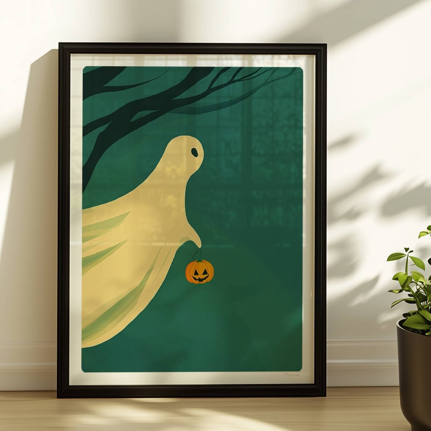 Ein sanft leuchtender Geist gleitet über einen ruhigen nächtlichen Wald, hält einen kleinen Kürbis.. Rahmen schwarz 30x40