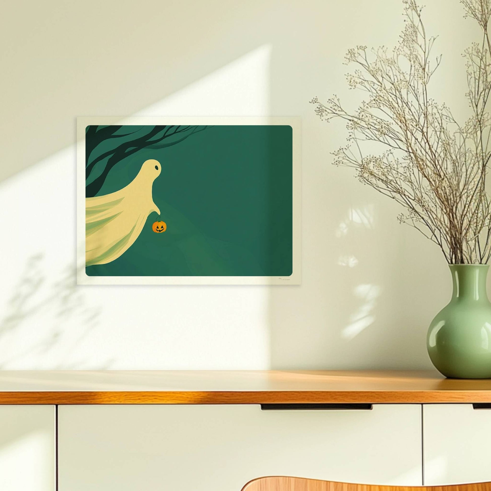 Ein sanft leuchtender Geist gleitet über einen ruhigen nächtlichen Wald, hält einen kleinen Kürbis.. Ohne Rahmen 40x30