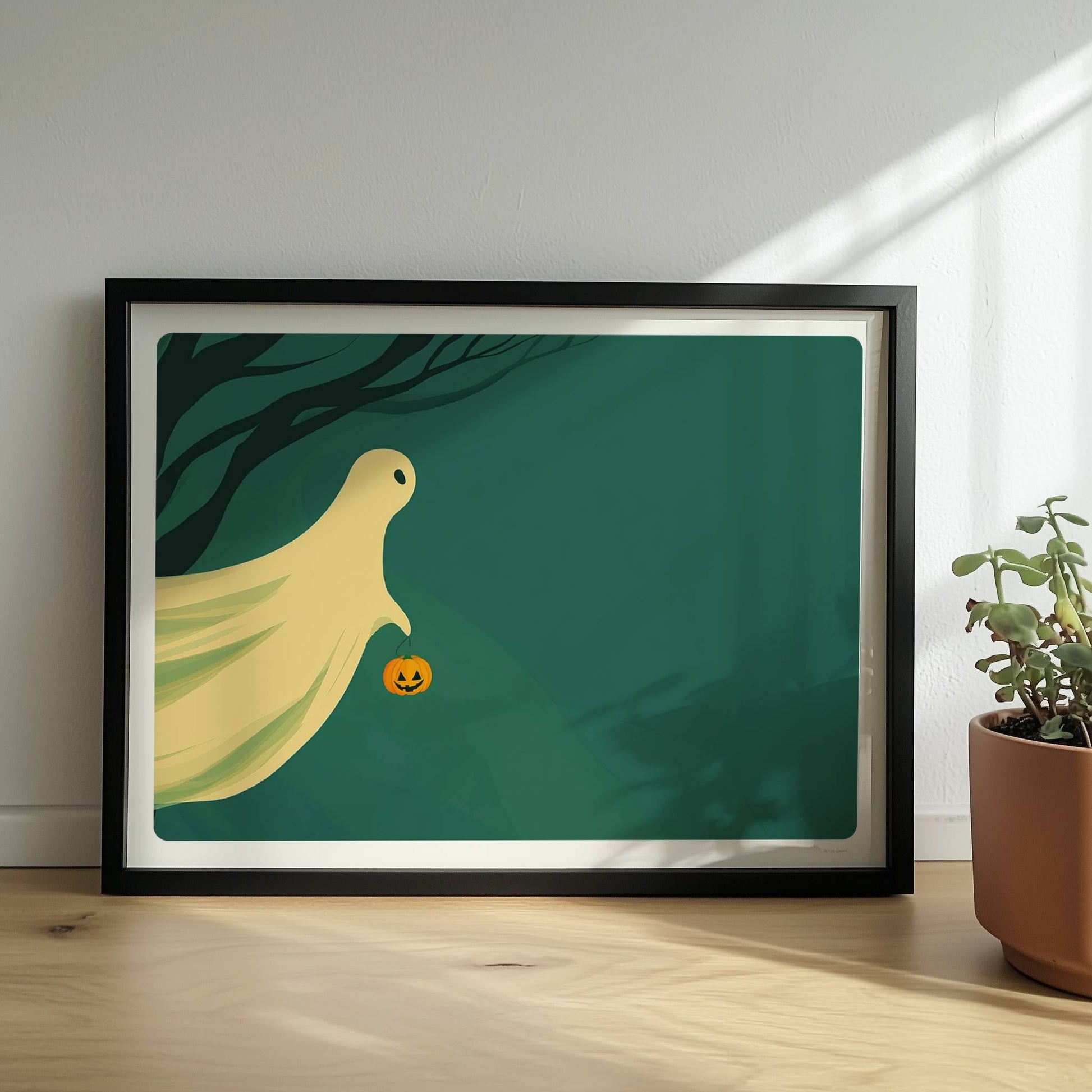 Ein sanft leuchtender Geist gleitet über einen ruhigen nächtlichen Wald, hält einen kleinen Kürbis.. Rahmen schwarz 40x30