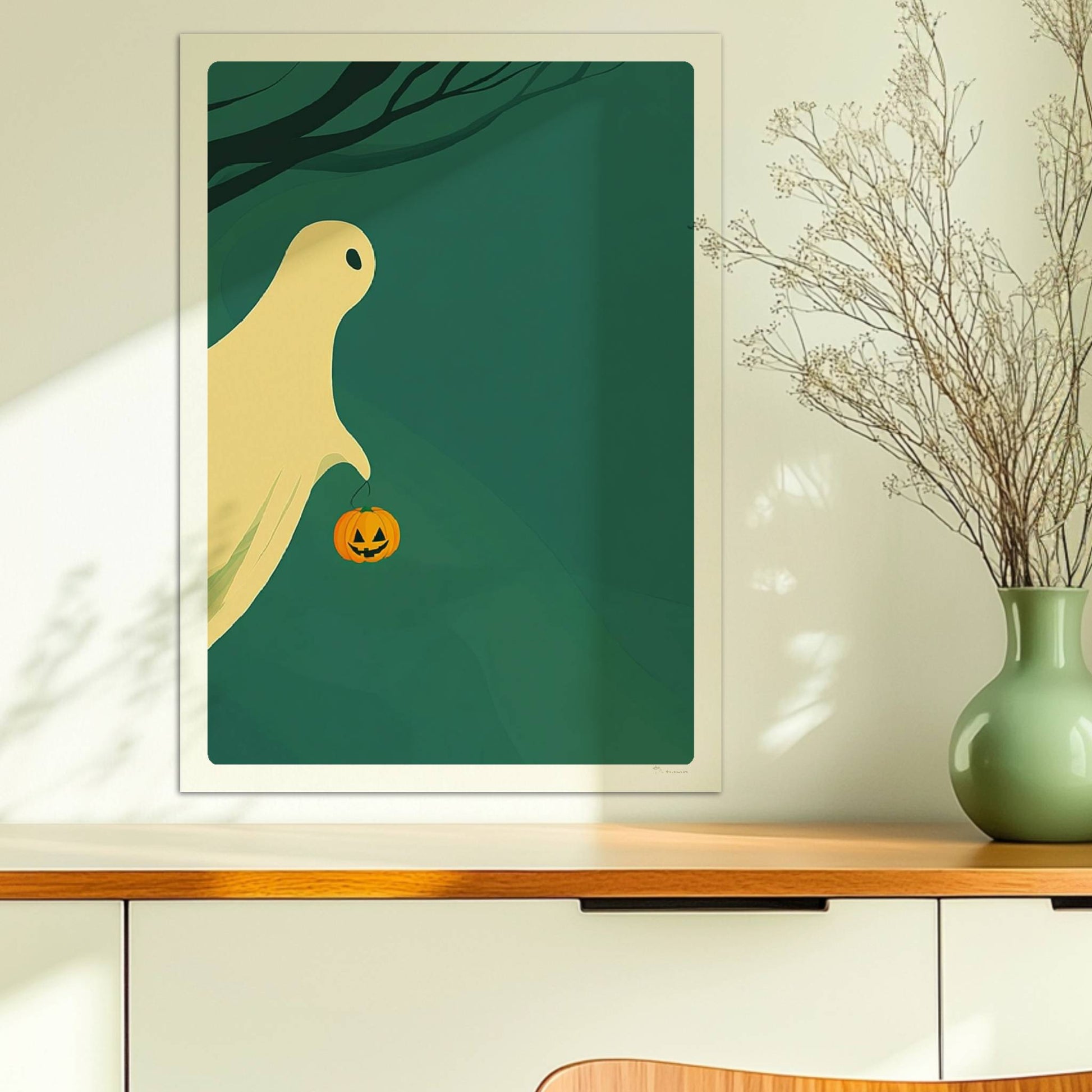 Ein sanft leuchtender Geist gleitet über einen ruhigen nächtlichen Wald, hält einen kleinen Kürbis.. Ohne Rahmen 50x70