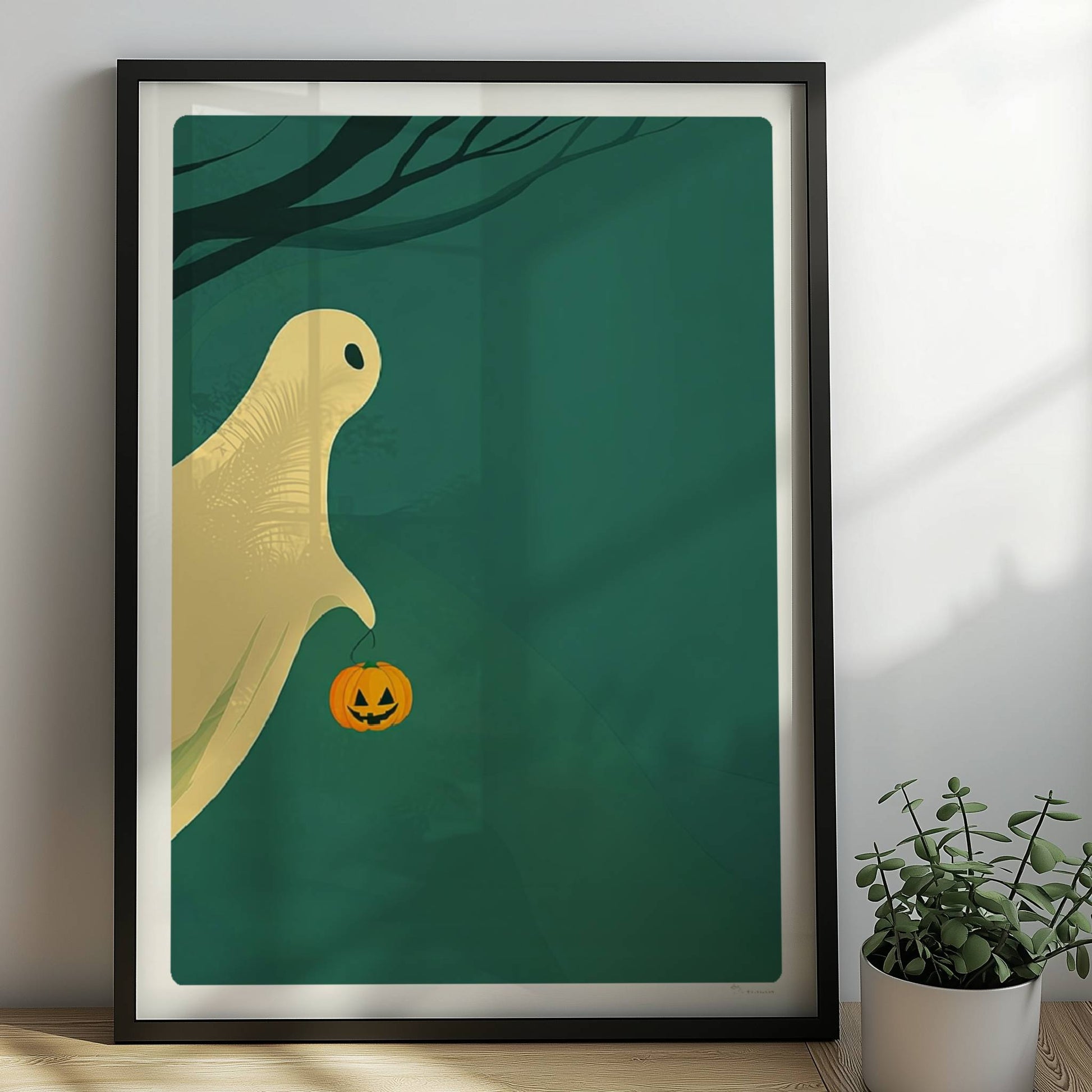 Ein sanft leuchtender Geist gleitet über einen ruhigen nächtlichen Wald, hält einen kleinen Kürbis.. Rahmen schwarz 50x70