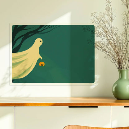 Ein sanft leuchtender Geist gleitet über einen ruhigen nächtlichen Wald, hält einen kleinen Kürbis.. Ohne Rahmen 70x50