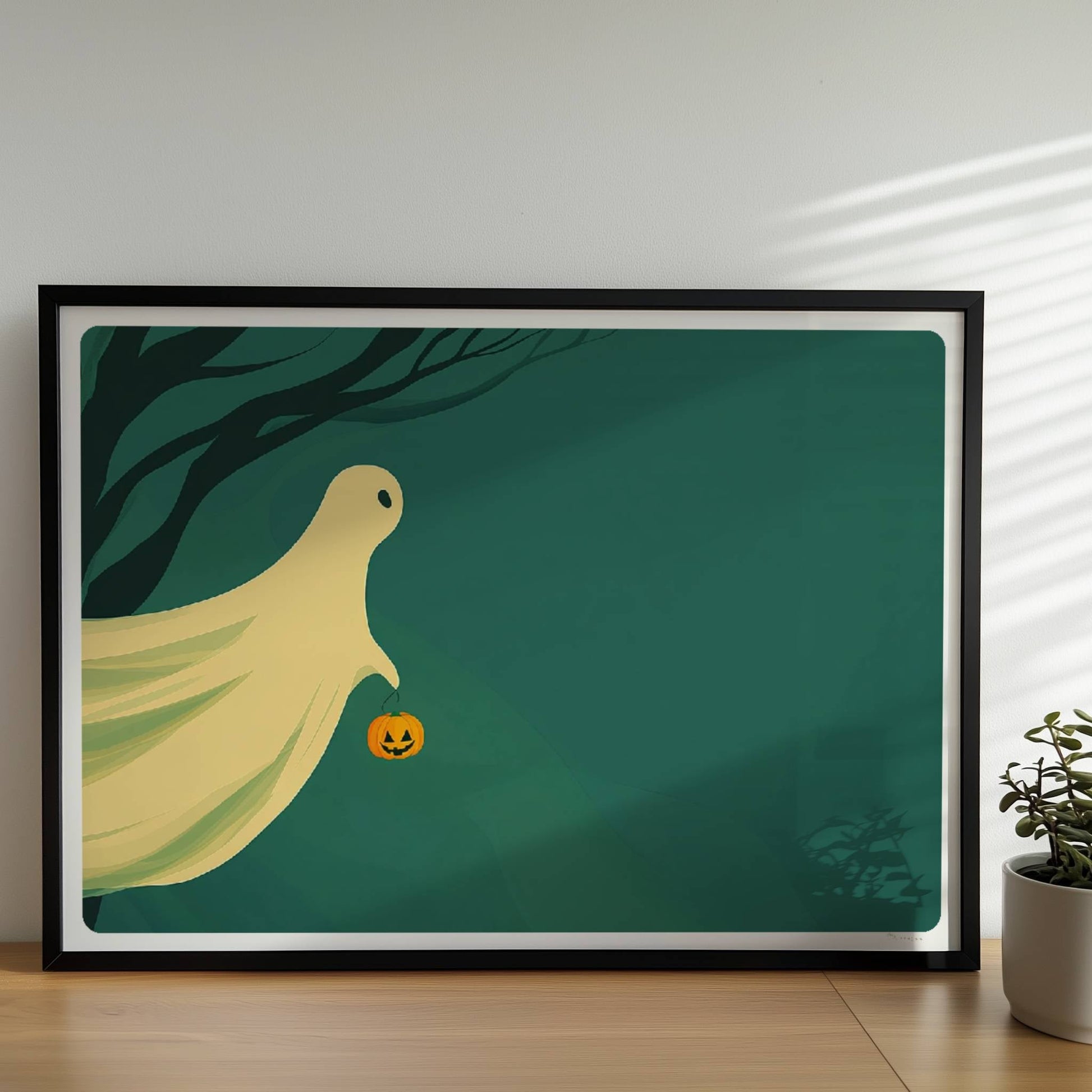 Ein sanft leuchtender Geist gleitet über einen ruhigen nächtlichen Wald, hält einen kleinen Kürbis.. Rahmen schwarz 70x50