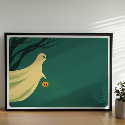 Ein sanft leuchtender Geist gleitet über einen ruhigen nächtlichen Wald, hält einen kleinen Kürbis.. Rahmen schwarz 70x50