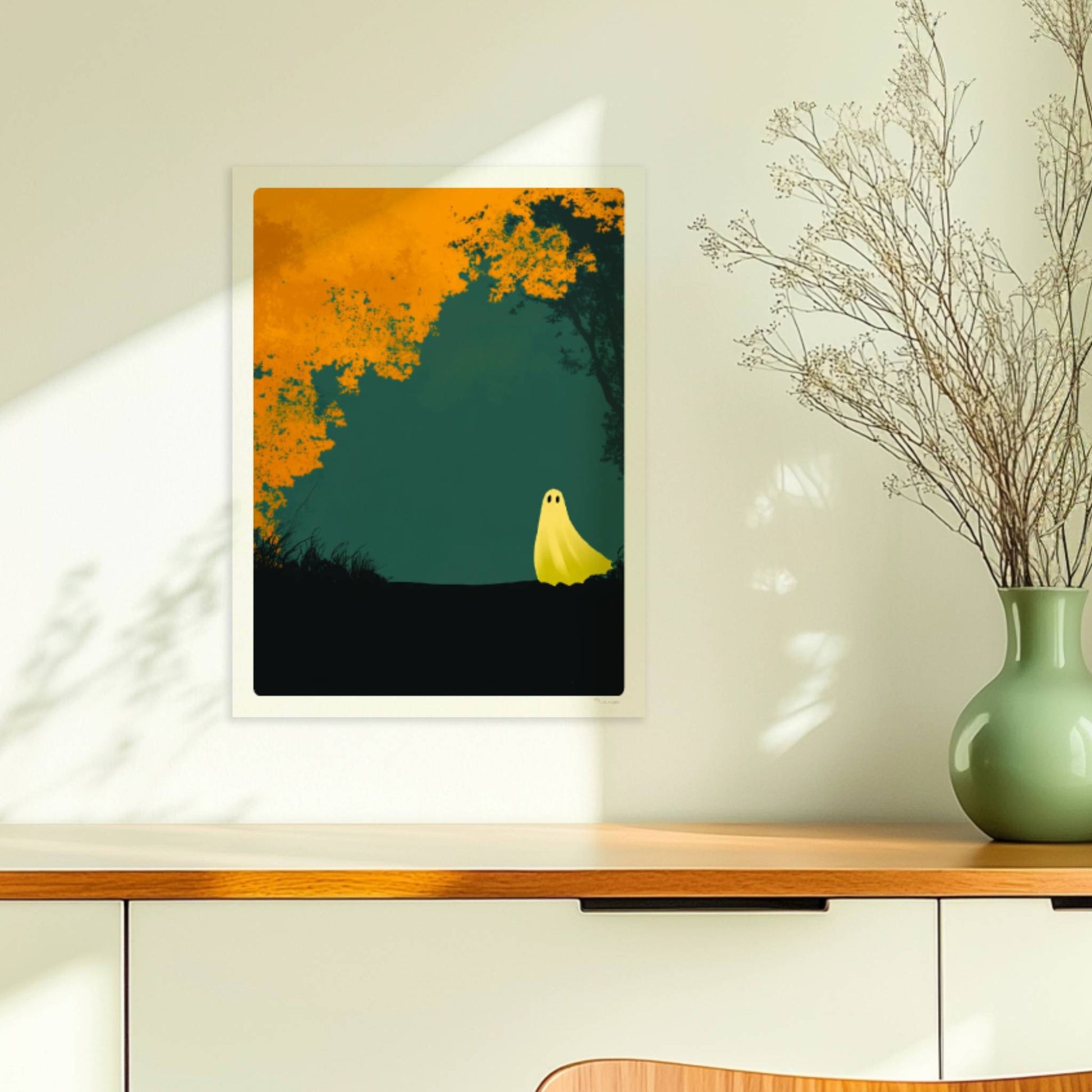 Ein kleines gelbes Wesen steht am Rand eines herbstlich goldenen Waldes, ruhig und poetisch.. Ohne Rahmen 30x40