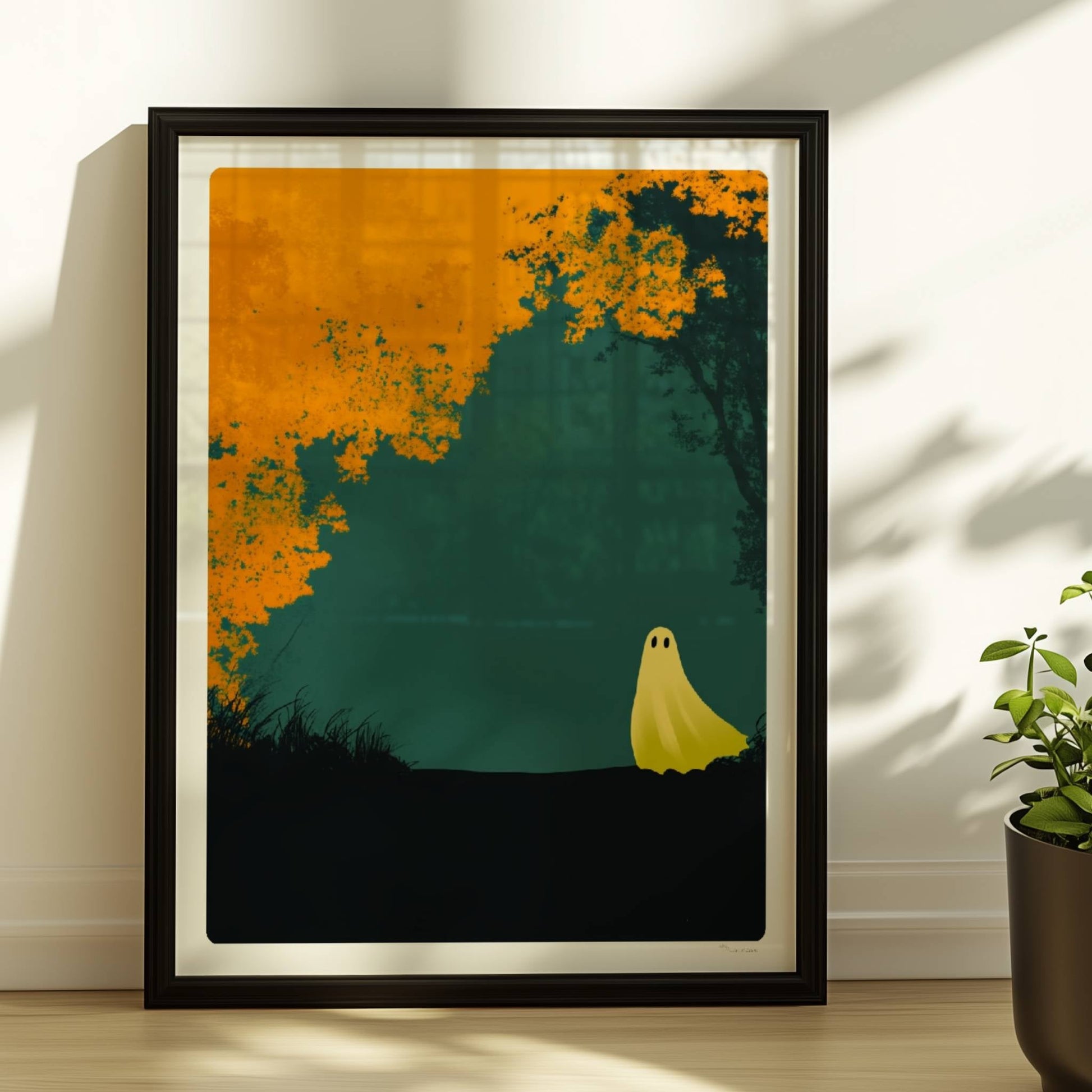 Ein kleines gelbes Wesen steht am Rand eines herbstlich goldenen Waldes, ruhig und poetisch.. Rahmen schwarz 30x40