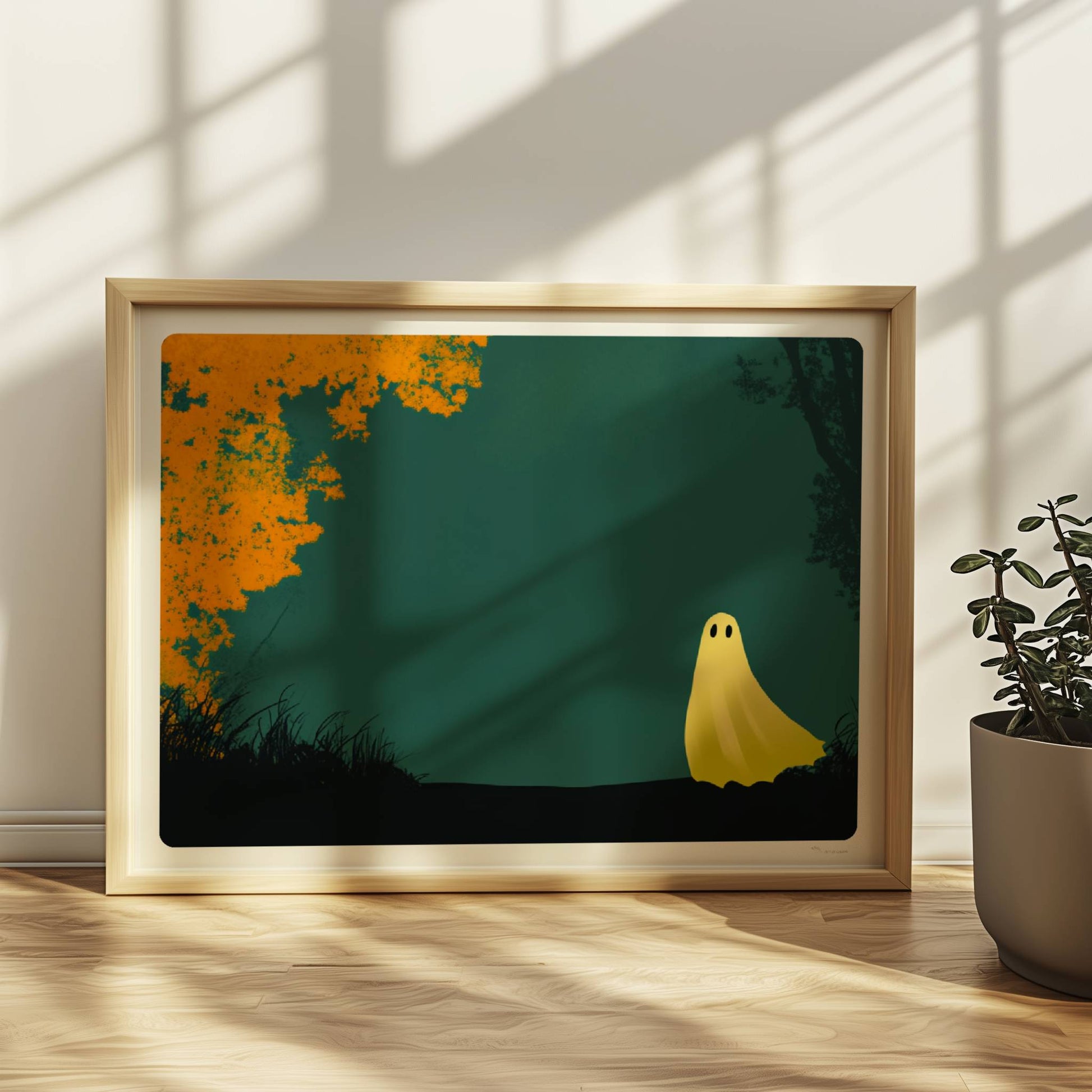 Ein kleines gelbes Wesen steht am Rand eines herbstlich goldenen Waldes, ruhig und poetisch.. Rahmen natur 40x30