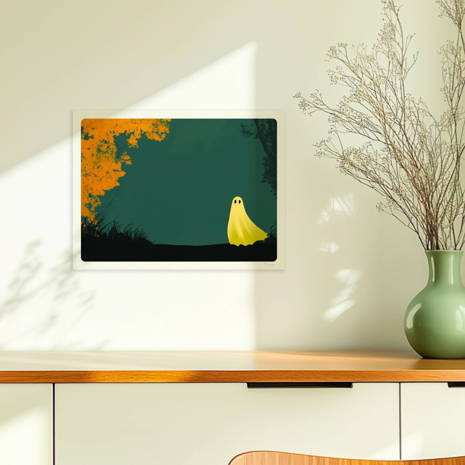 Ein kleines gelbes Wesen steht am Rand eines herbstlich goldenen Waldes, ruhig und poetisch.. Ohne Rahmen 40x30