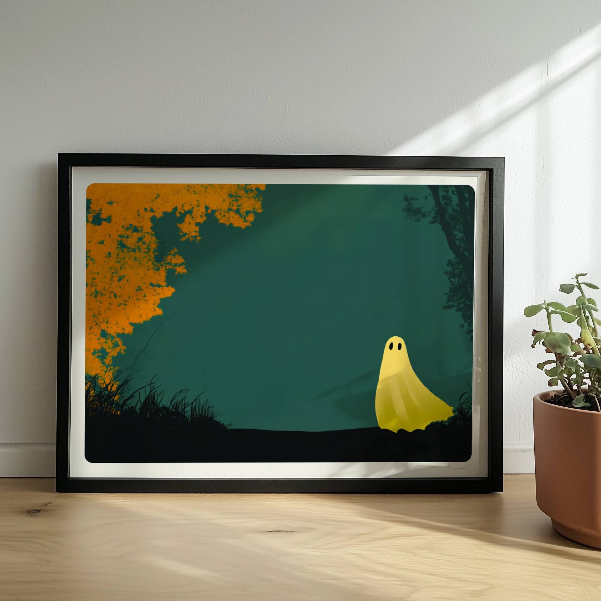 Ein kleines gelbes Wesen steht am Rand eines herbstlich goldenen Waldes, ruhig und poetisch.. Rahmen schwarz 40x30