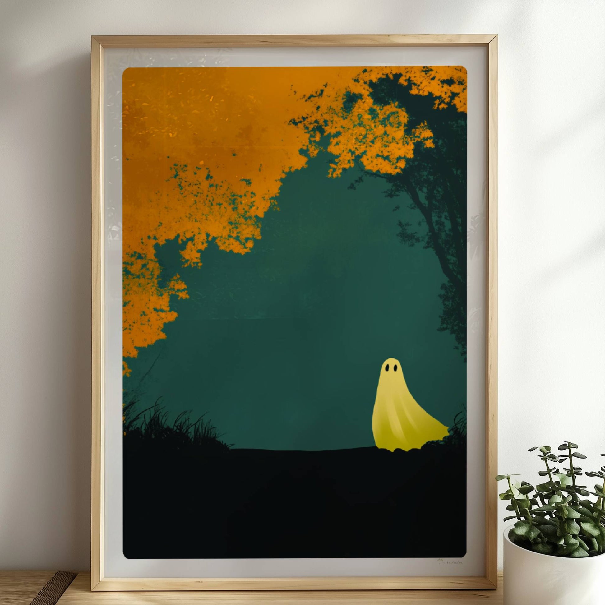 Ein kleines gelbes Wesen steht am Rand eines herbstlich goldenen Waldes, ruhig und poetisch.. Rahmen natur 50x70