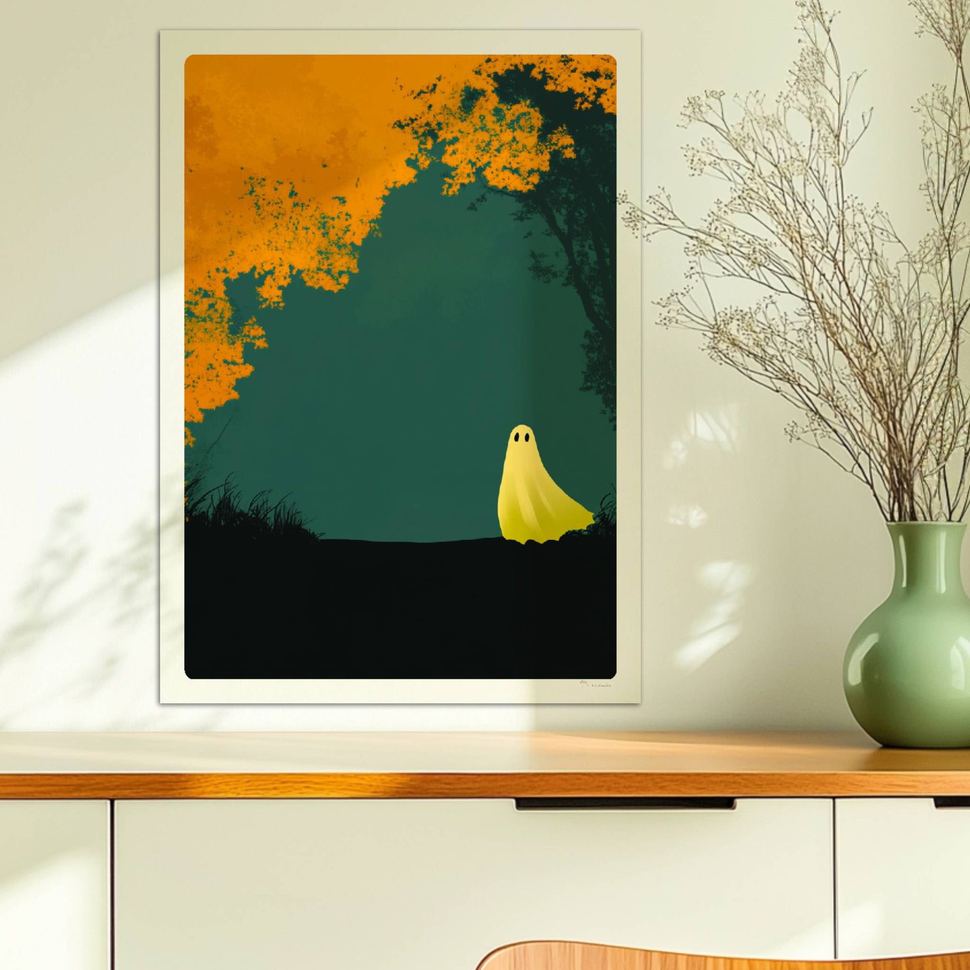 Ein kleines gelbes Wesen steht am Rand eines herbstlich goldenen Waldes, ruhig und poetisch.. Ohne Rahmen 50x70