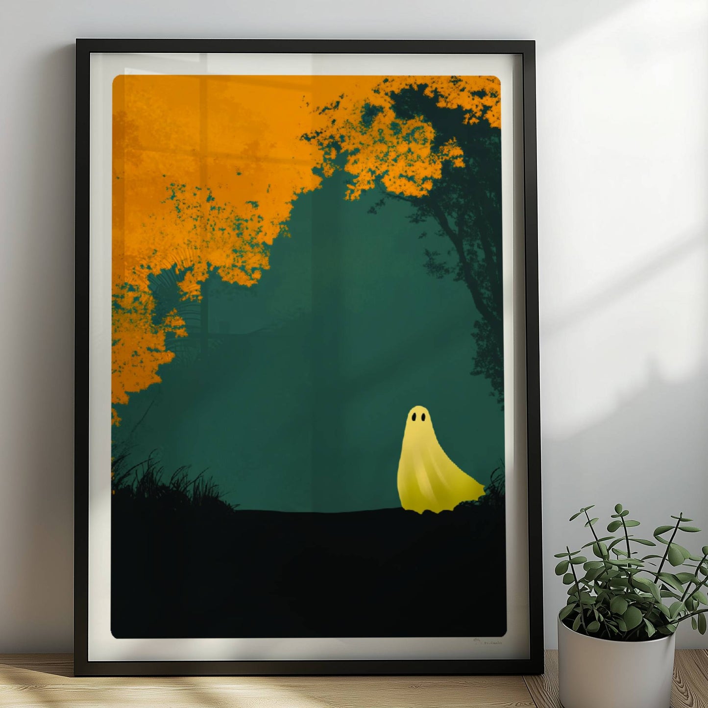 Ein kleines gelbes Wesen steht am Rand eines herbstlich goldenen Waldes, ruhig und poetisch.. Rahmen schwarz 50x70