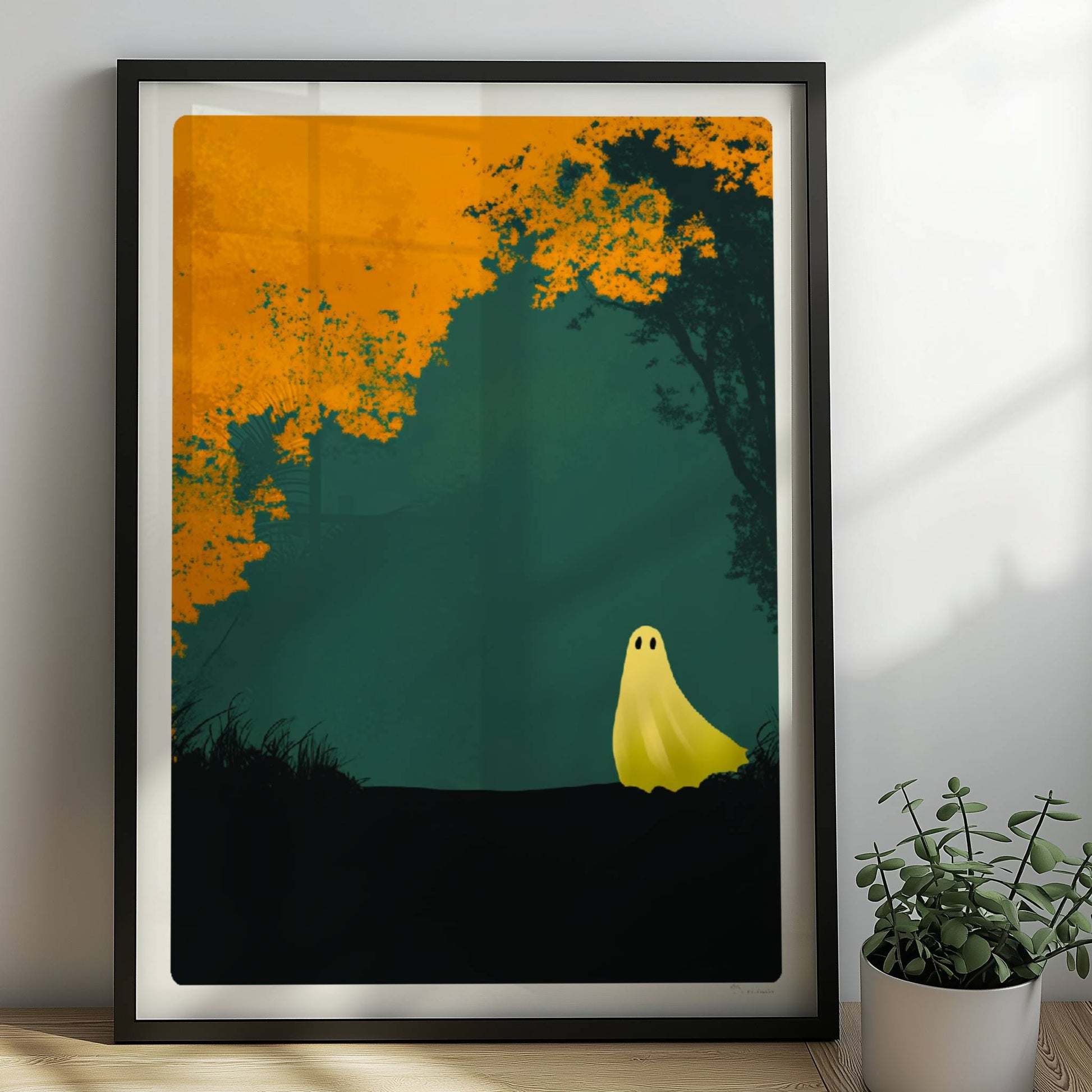Ein kleines gelbes Wesen steht am Rand eines herbstlich goldenen Waldes, ruhig und poetisch.. Rahmen schwarz 50x70
