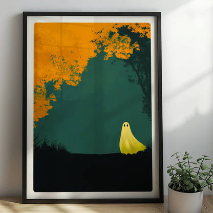 Ein kleines gelbes Wesen steht am Rand eines herbstlich goldenen Waldes, ruhig und poetisch.. Rahmen schwarz 50x70
