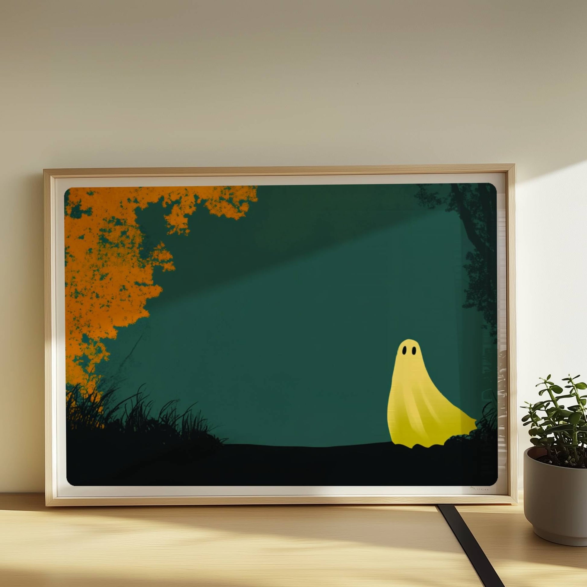 Ein kleines gelbes Wesen steht am Rand eines herbstlich goldenen Waldes, ruhig und poetisch.. Rahmen natur 70x50