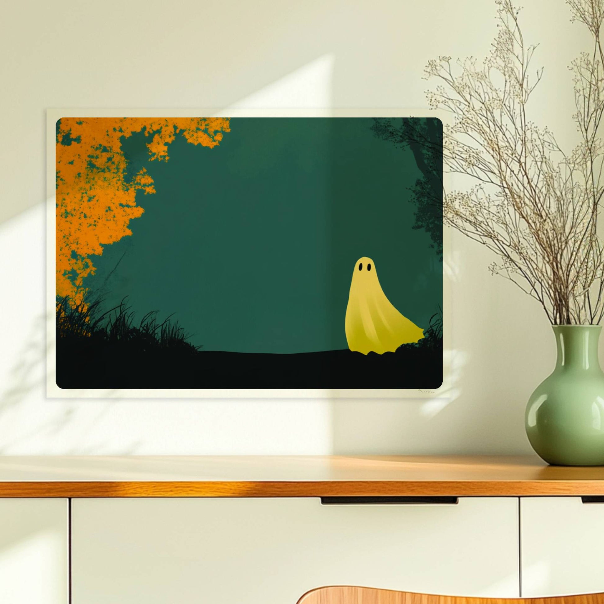 Ein kleines gelbes Wesen steht am Rand eines herbstlich goldenen Waldes, ruhig und poetisch.. Ohne Rahmen 70x50