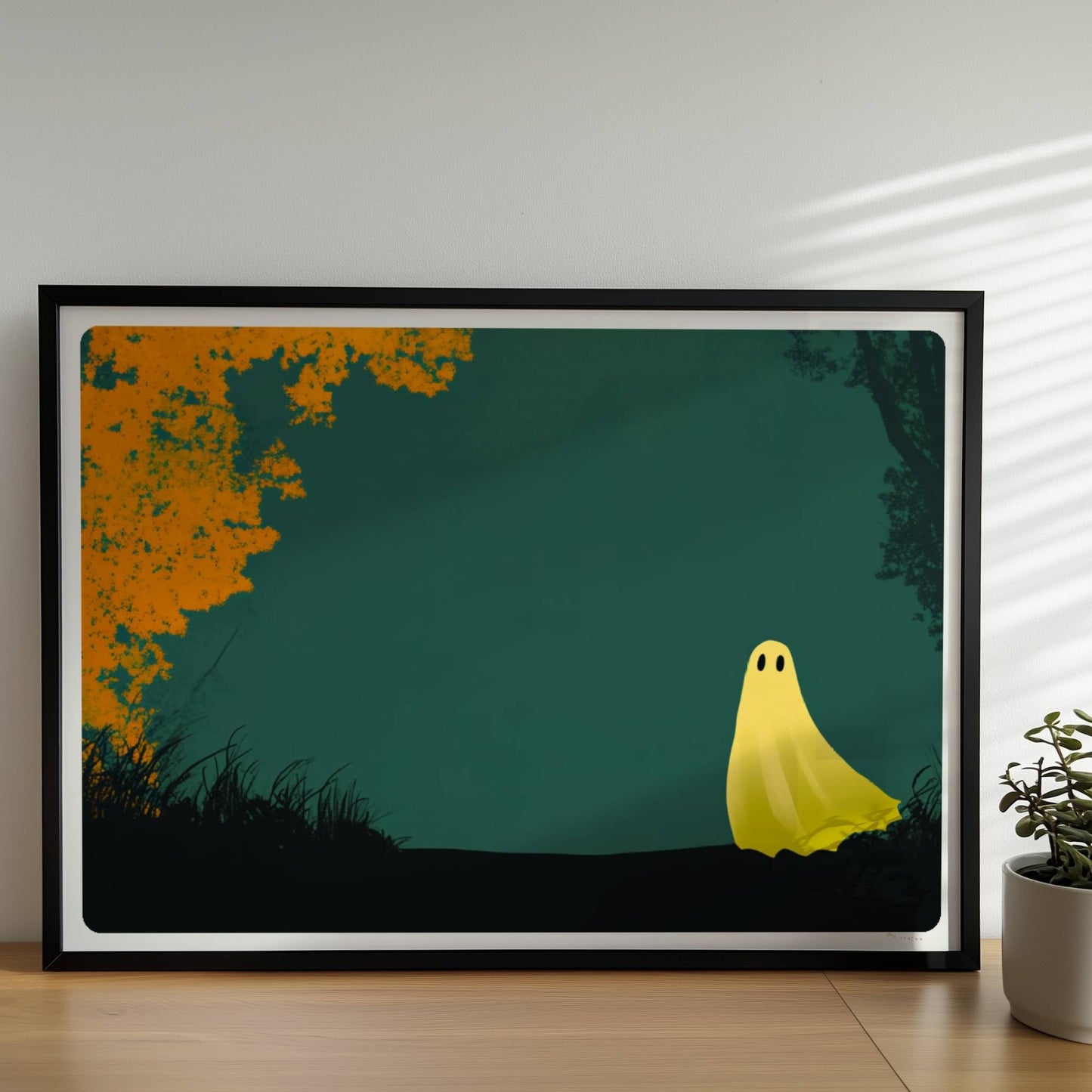 Ein kleines gelbes Wesen steht am Rand eines herbstlich goldenen Waldes, ruhig und poetisch.. Rahmen schwarz 70x50