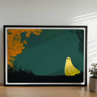 Ein kleines gelbes Wesen steht am Rand eines herbstlich goldenen Waldes, ruhig und poetisch.. Rahmen schwarz 70x50