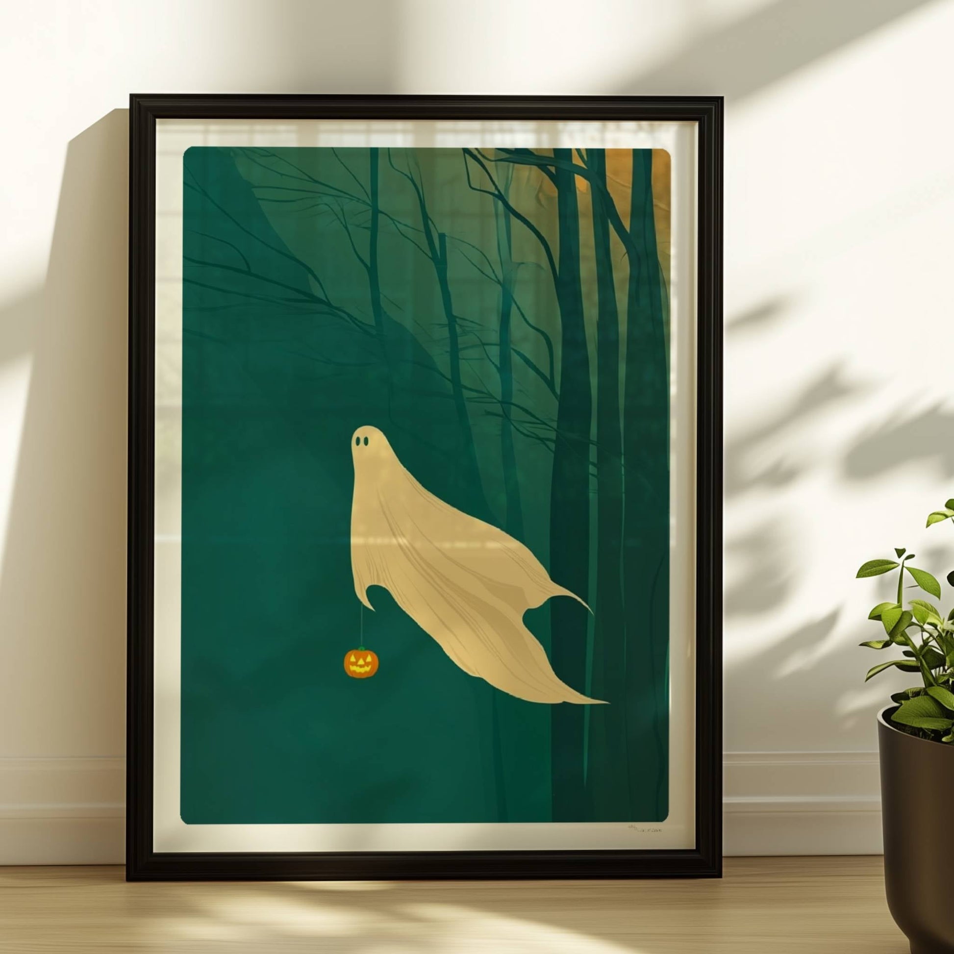 Ein kleines Geistwesen gleitet durch einen dunklen, nebeligen Wald mit einem Kürbis in der Hand.. Rahmen schwarz 30x40