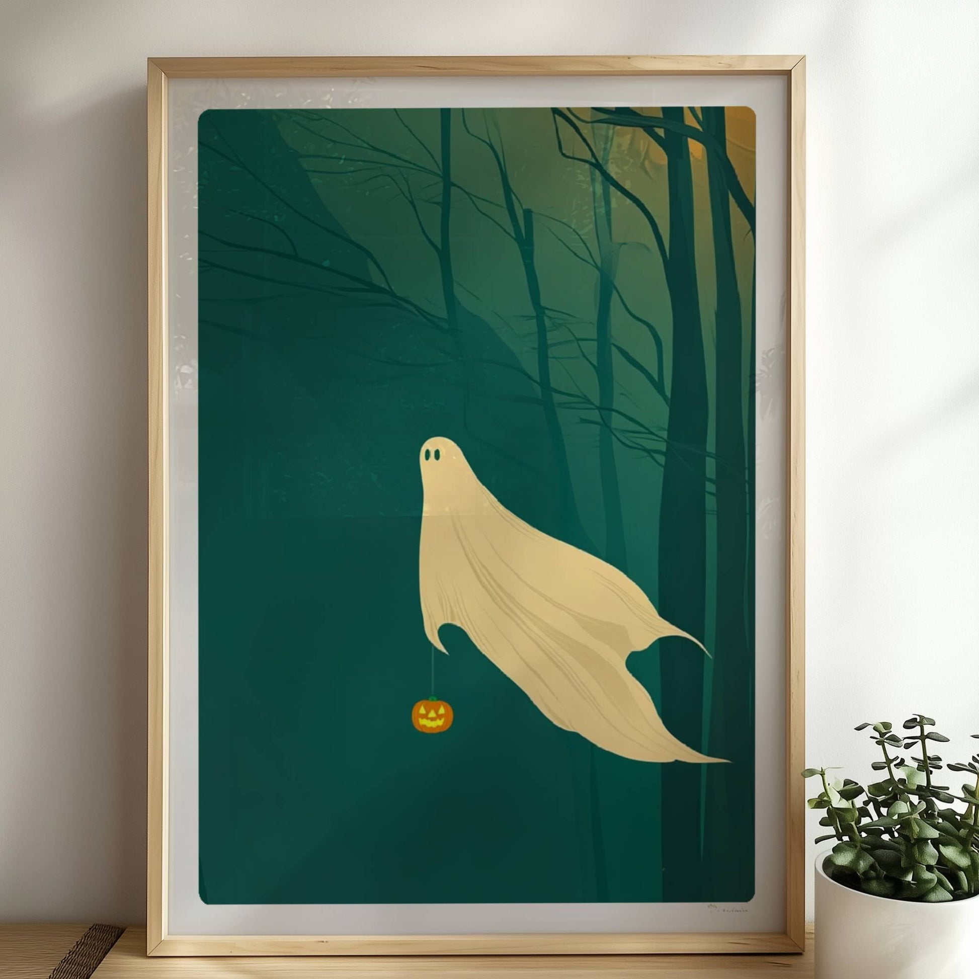 Ein kleines Geistwesen gleitet durch einen dunklen, nebeligen Wald mit einem Kürbis in der Hand.. Rahmen natur 50x70